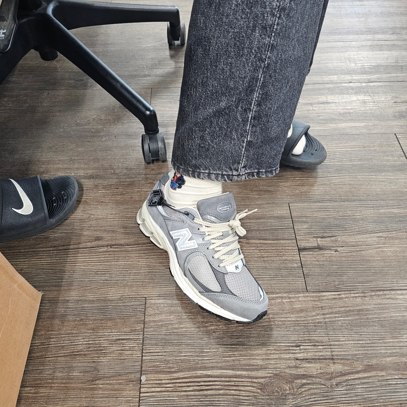 New Balance 2002R Premium Vintage Grey 착용 스타일