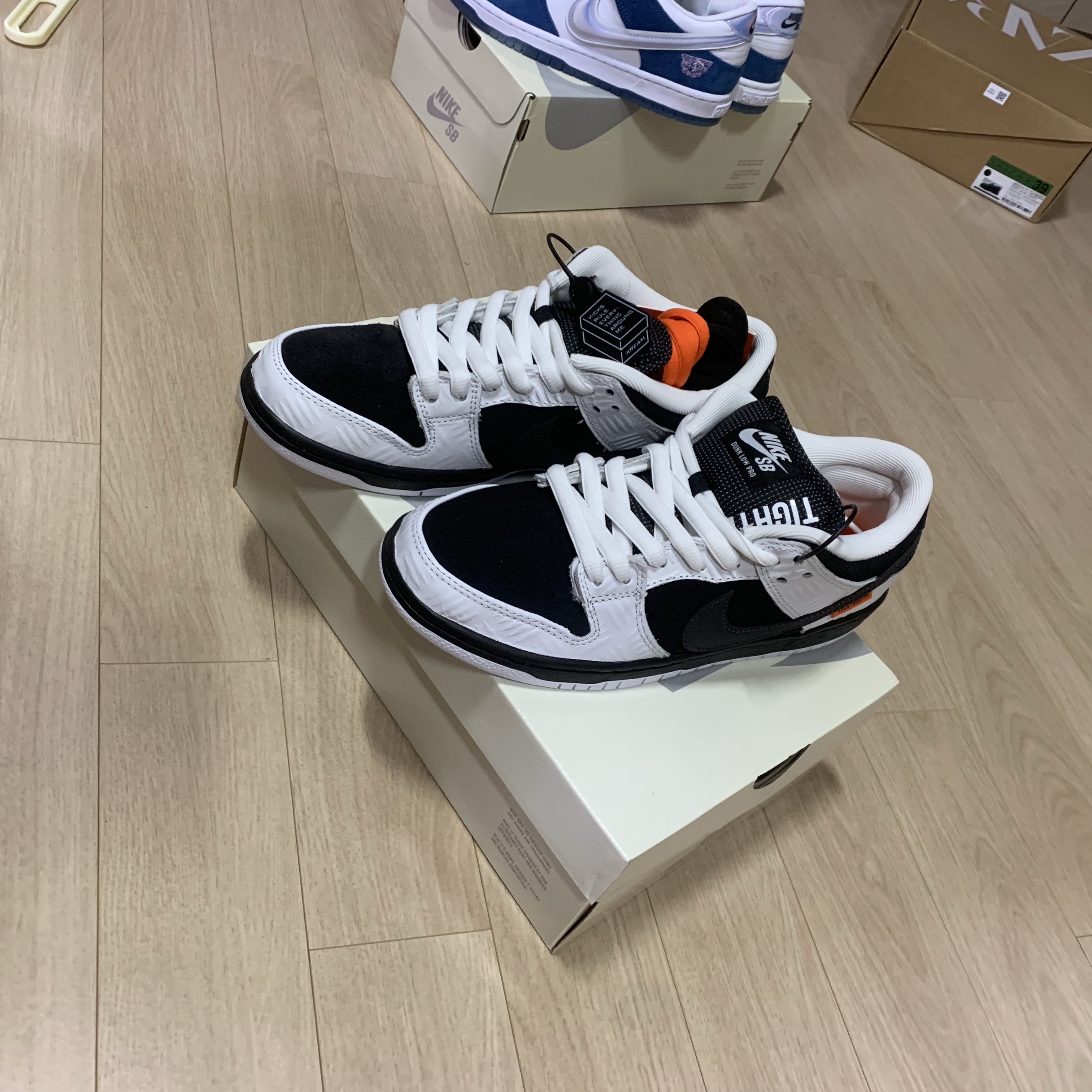 Nike x Tightbooth SB Dunk Low Pro Black and White 착용 스타일 - 1