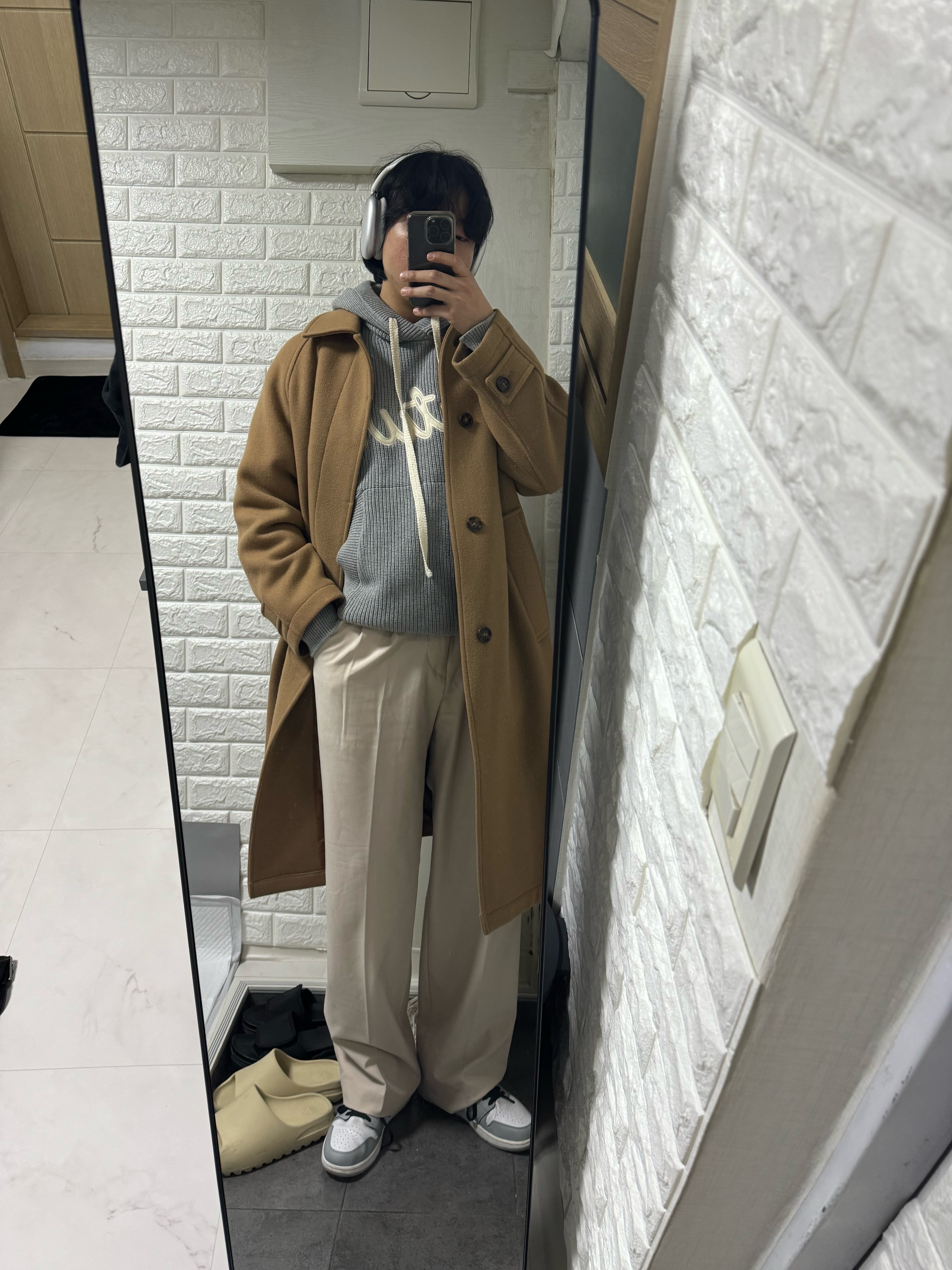Jordan 1 Mid Light Smoke Grey Anthracite, Apple AirPods Max Lightning Silver (Korean Ver.) 착용 스타일