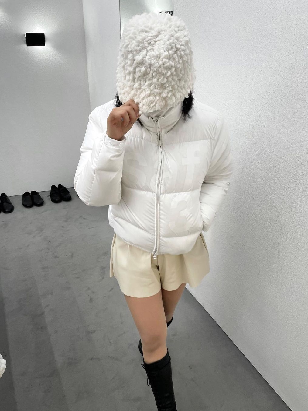 [KREAM 단독] Safarispot Women 1/2 Basic Safari Down Jacket White 착용 스타일 - 2