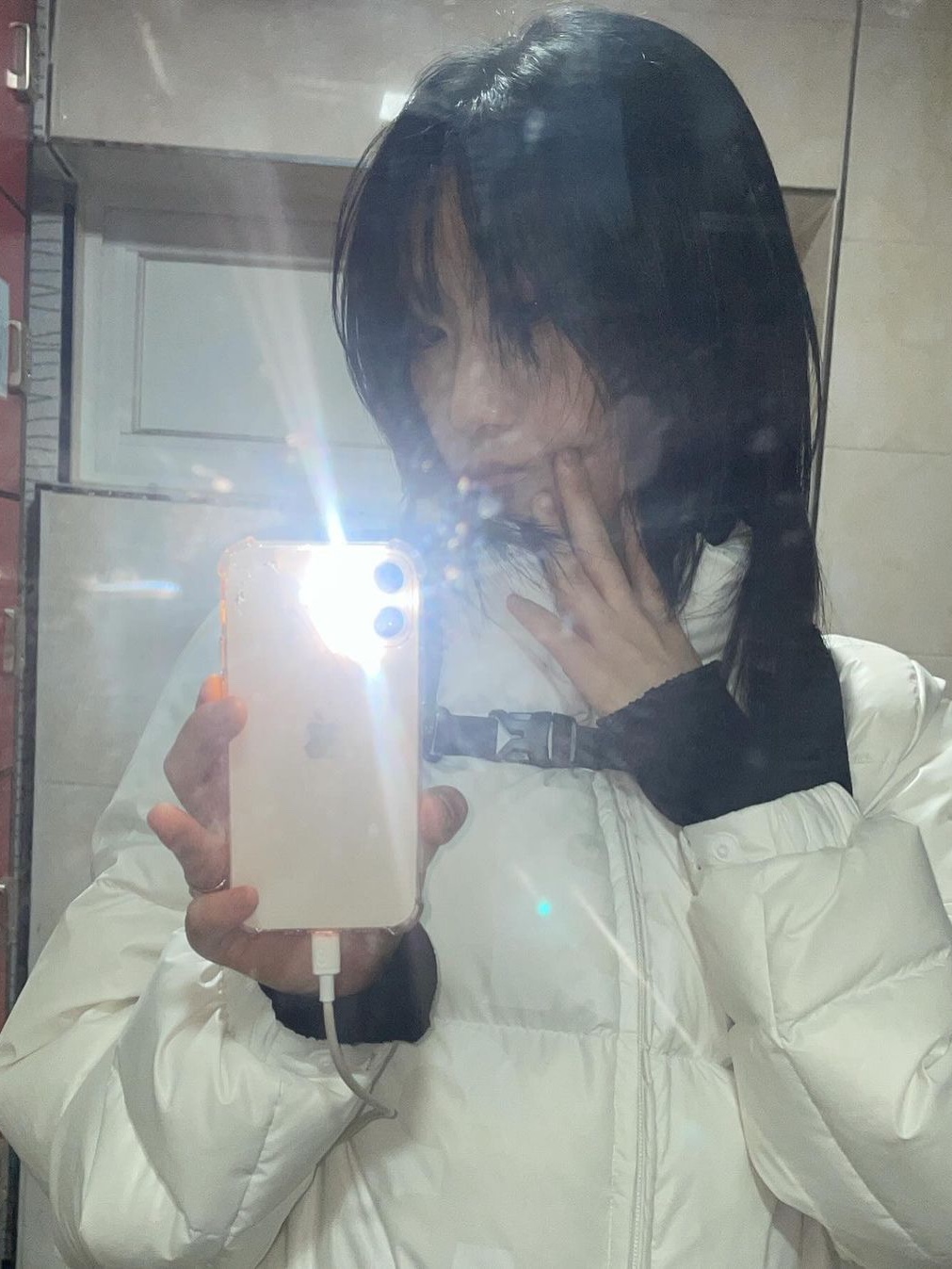 [KREAM 단독] Safarispot Women 1/2 Basic Safari Down Jacket White 착용 스타일 - 3