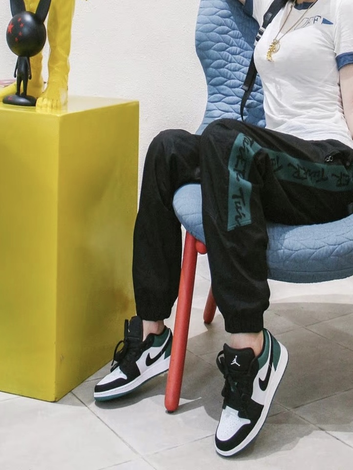(GS) Jordan 1 Low Black Mystic Green 착용 스타일 - 4