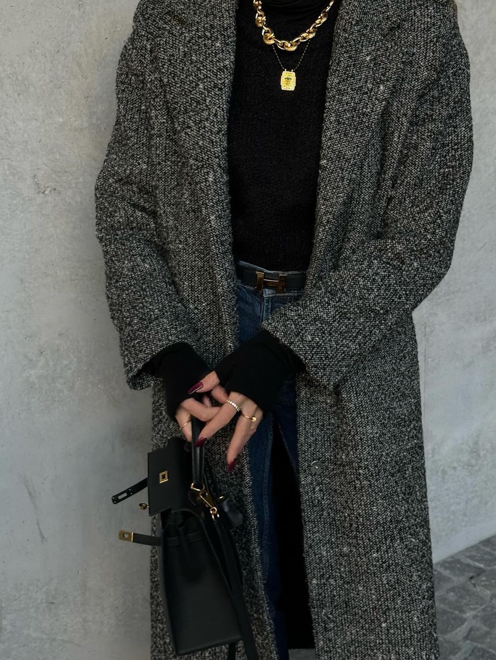 (W) Celine Small Triomphe Belt in Smooth Calfskin Black, (W) Saint Laurent Cassandre Thin Belt with Square Buckle in Crocodile-Embossed Leather Black 착용 스타일 - 7