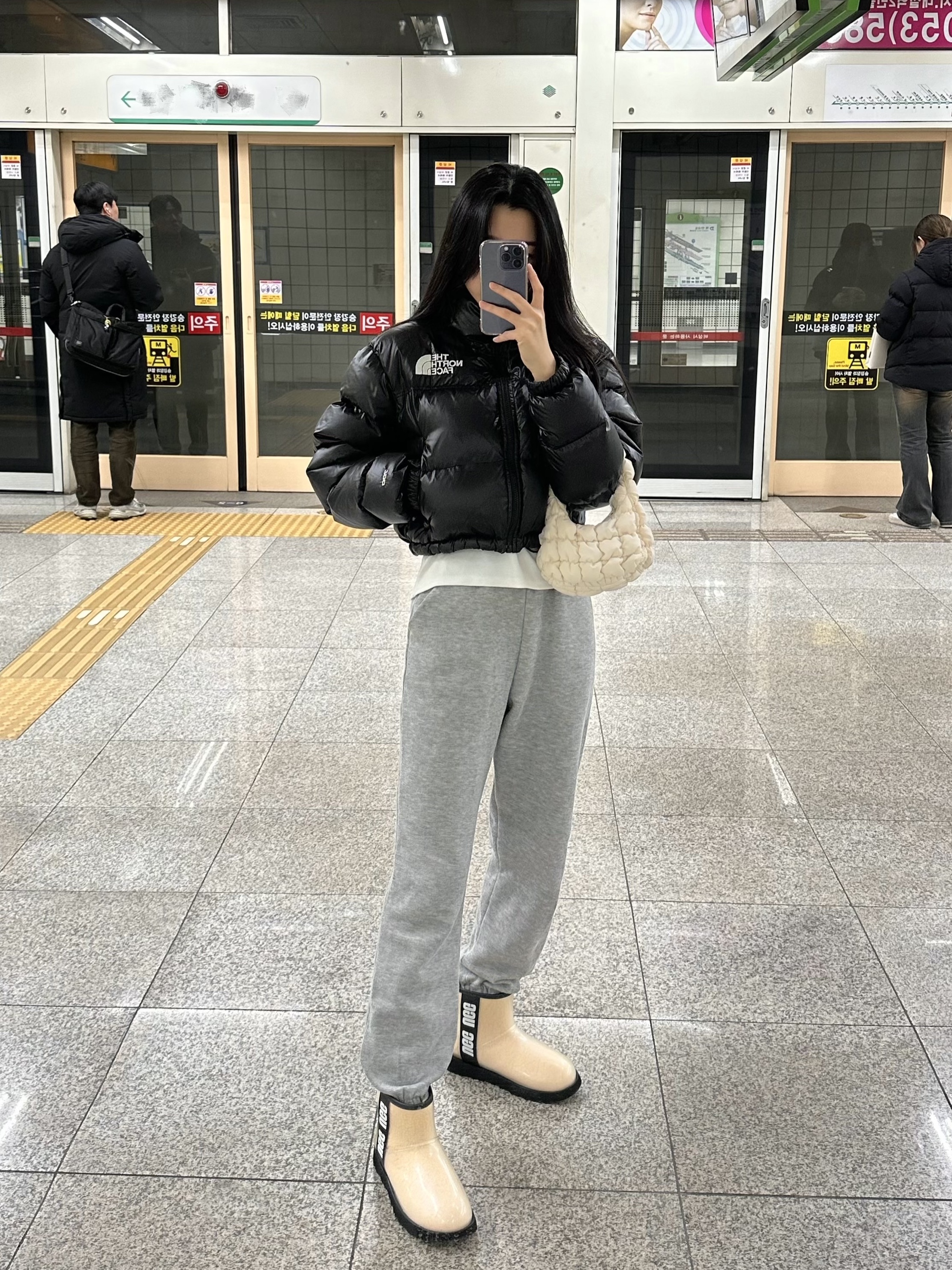 (W) The North Face Nuptse Short Jacket TNF Black, COS Quilted Micro Bag Off White 착용 스타일 - 1