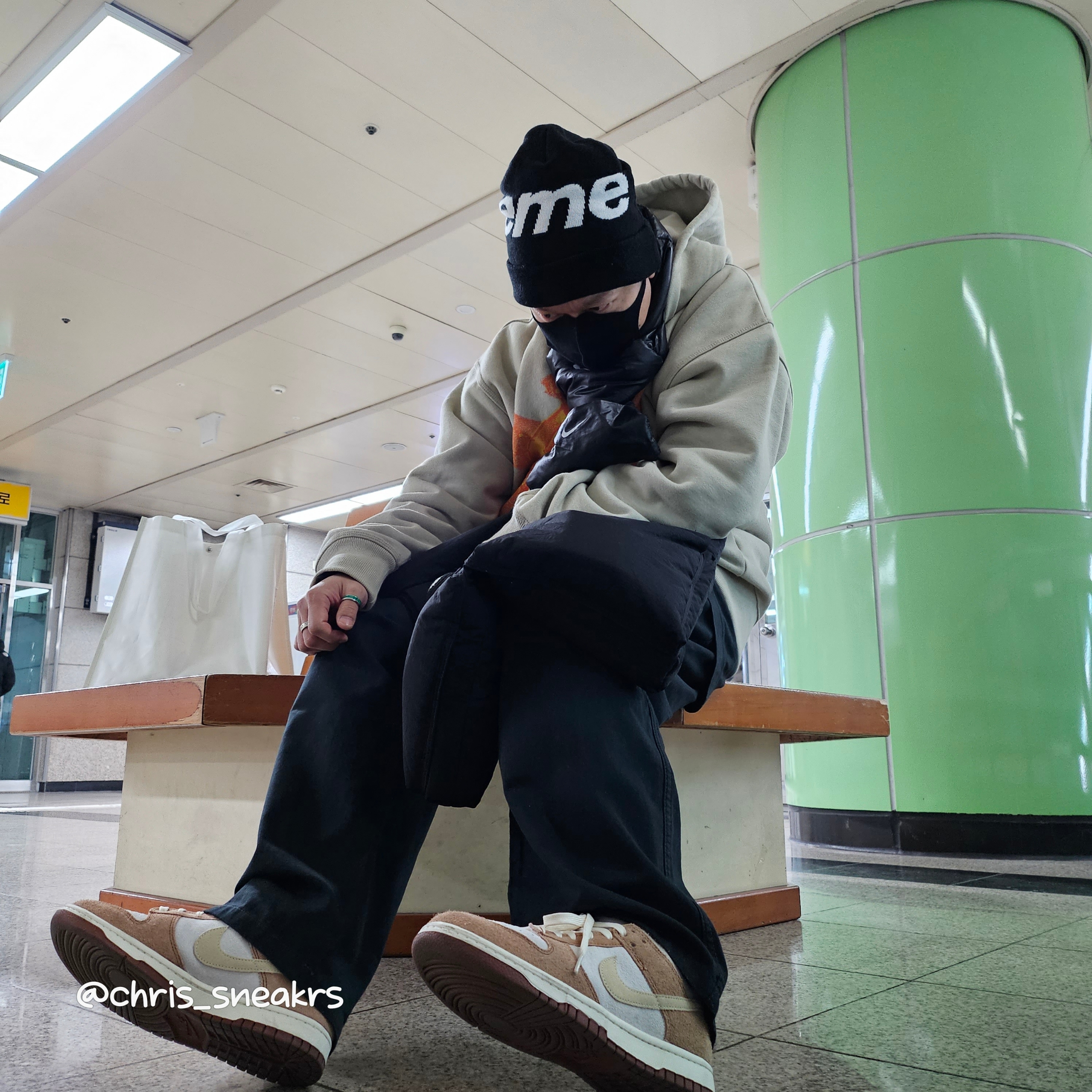Supreme Big Logo Beanie Black, Stussy Web Zip Hoodie Khaki 착용 스타일 - 4