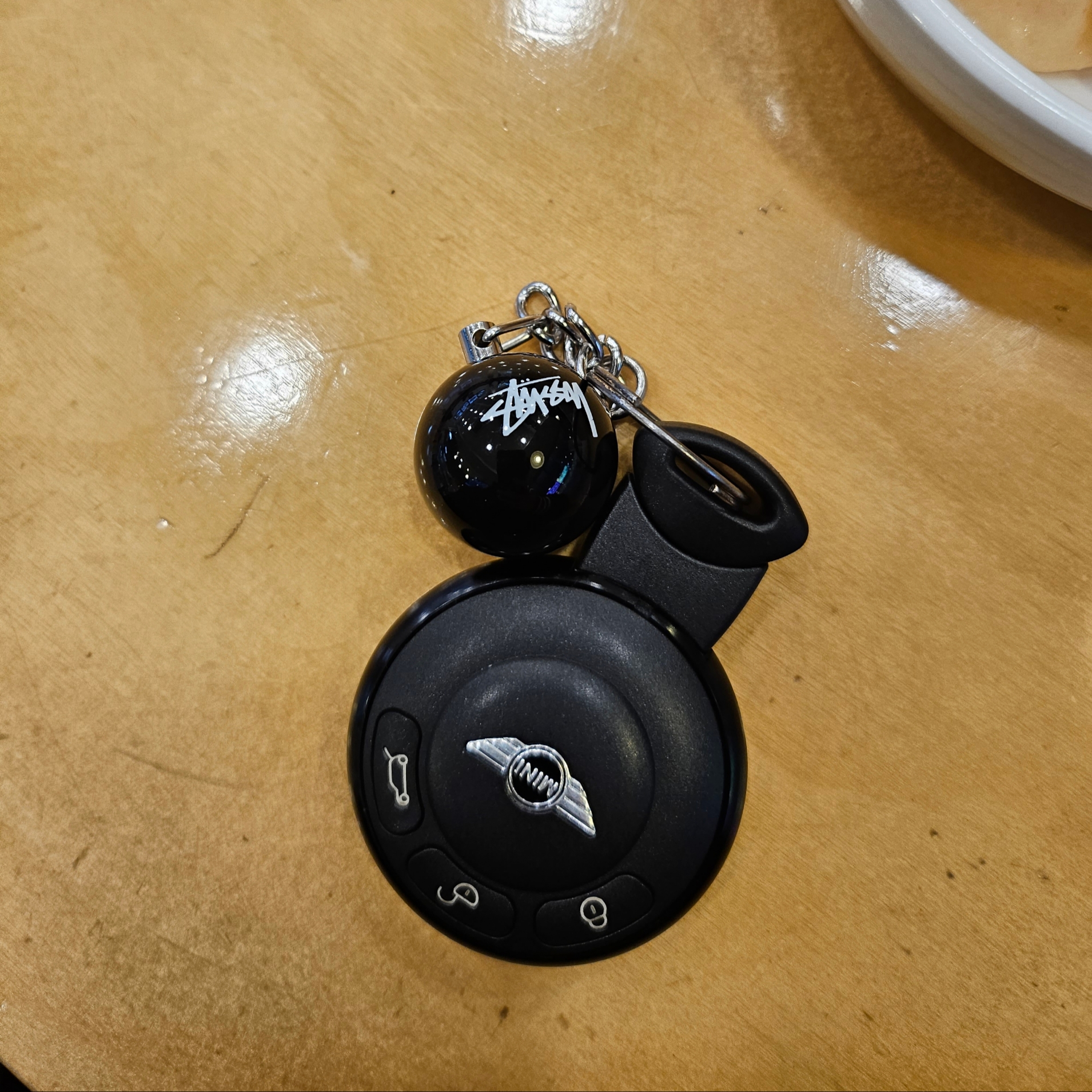 Stussy 8 Ball Keychain Black 착용 스타일 - 2