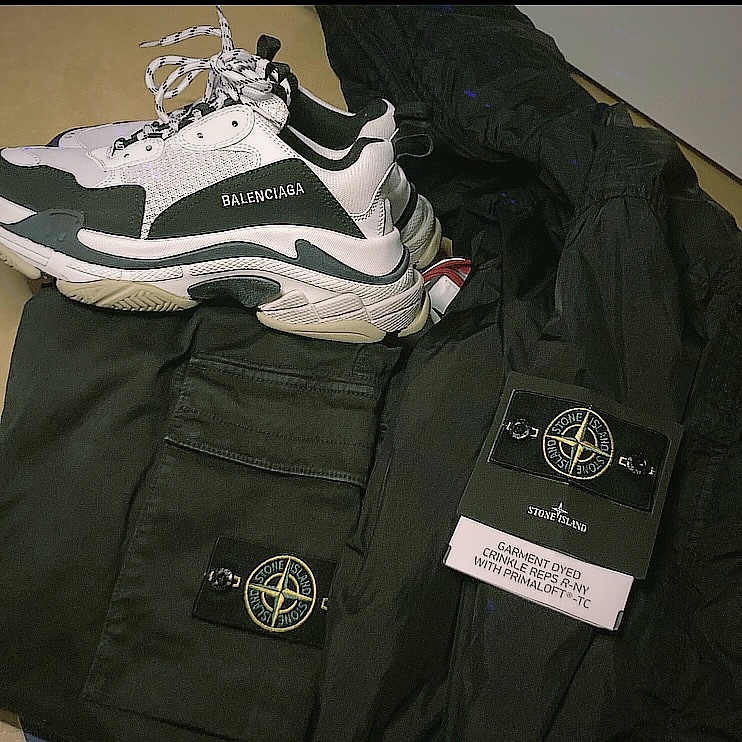 Balenciaga Triple S Trainer White Black, Stone Island 313L1 Stretch Broken Twill Cotton Garment Dyed Old Effect Cargo Pants Black - 23FW 착용 스타일