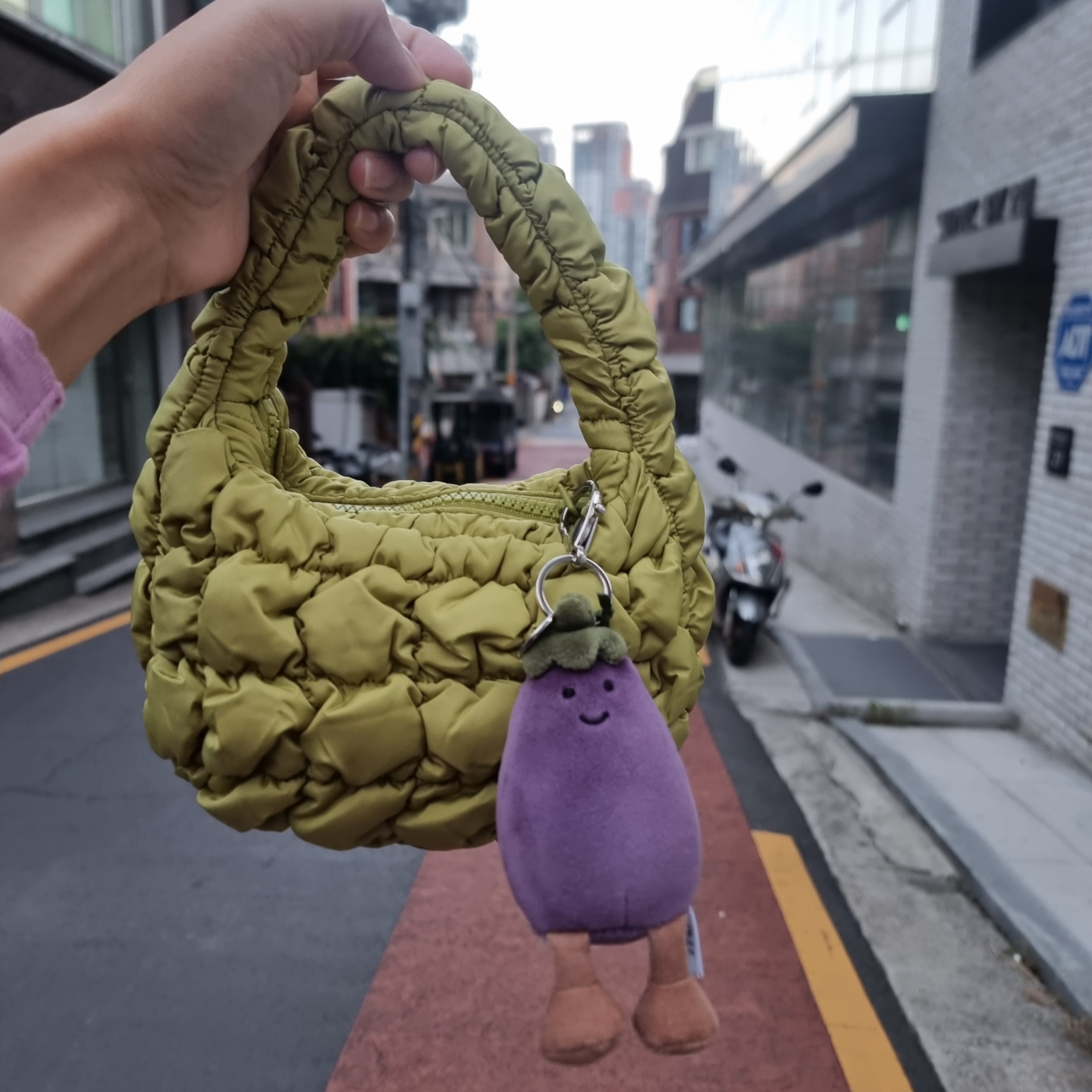 Jellycat Vivacious Aubergine Bag Charm Purple, COS Quilted Micro Bag Green 착용 스타일