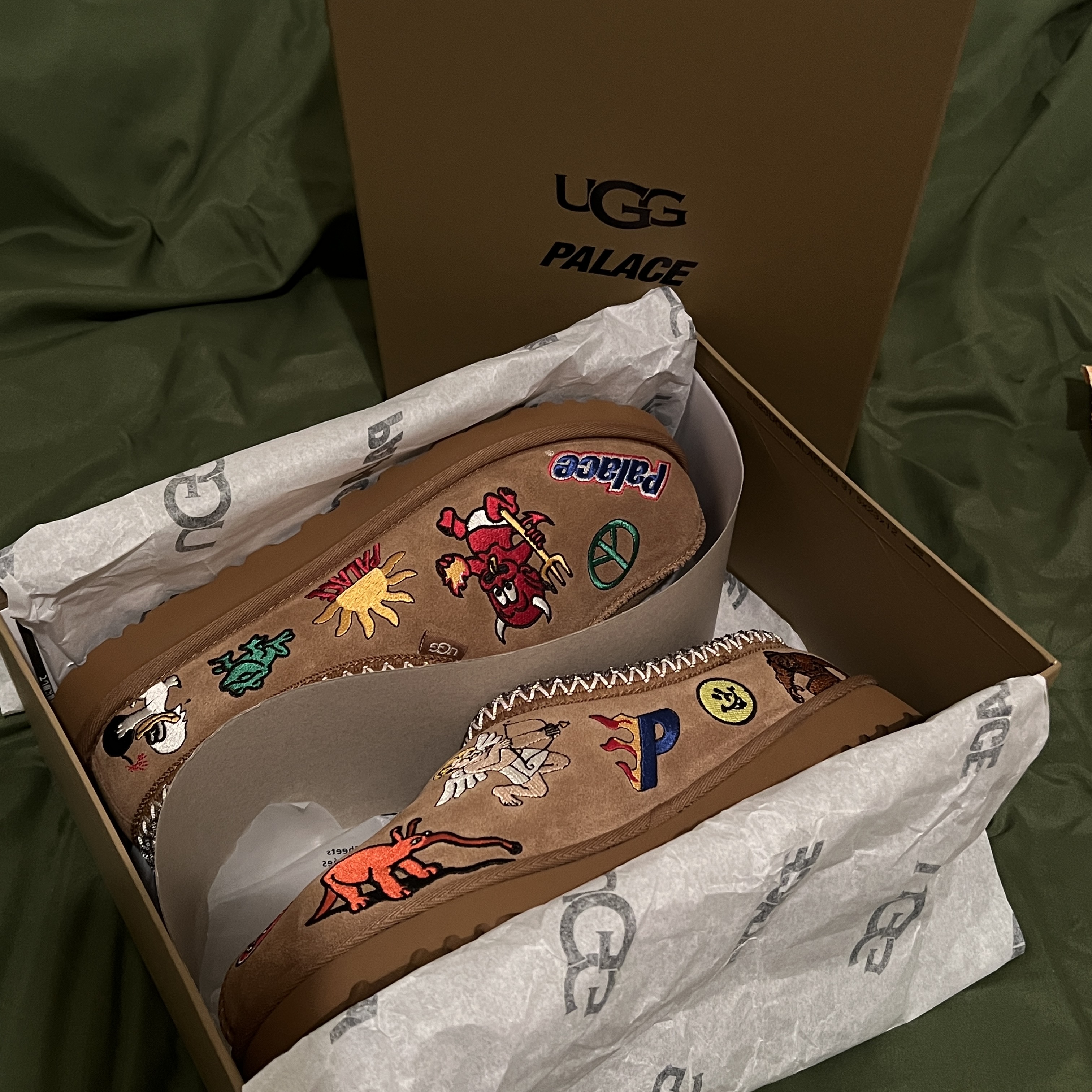 UGG x Palace Tasman Slipper Chestnut 착용 스타일