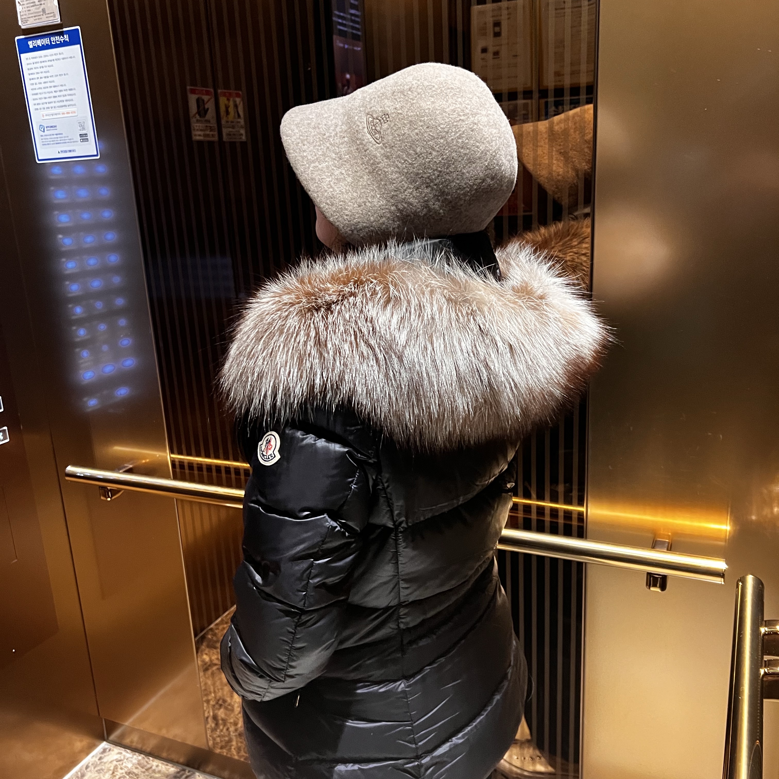 (W) Moncler Boed Short Down Jacket Black - 23FW, (W) Vivienne Westwood Line Orb Embroidery Basque Crochet Bucket Hat Mocha Brown 착용 스타일