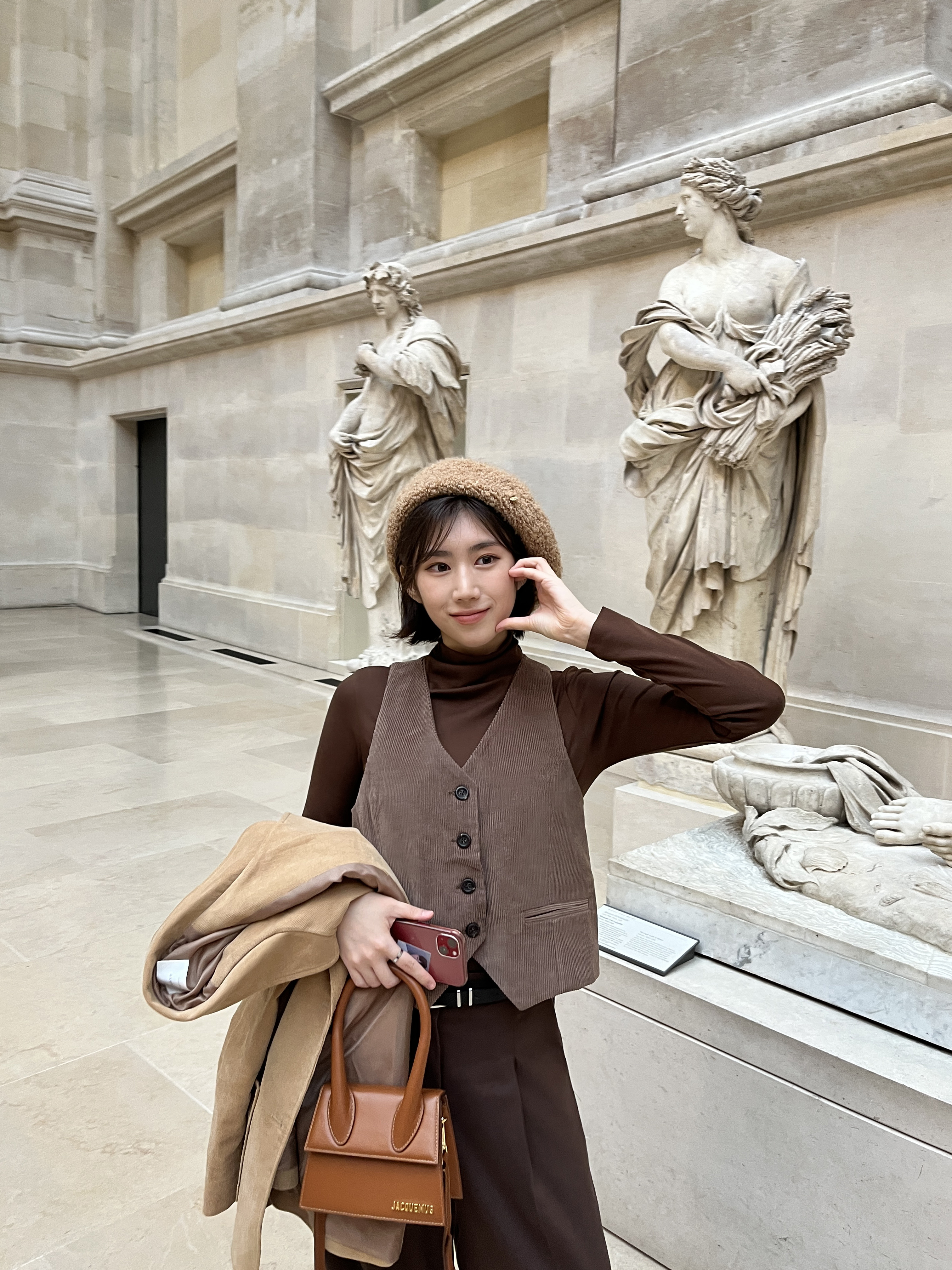 Jacquemus Le Chiquito Moyen Signature Handbag Light Brown, Dr. Martens 1460 Crazy Horse Brown 착용 스타일 - 3