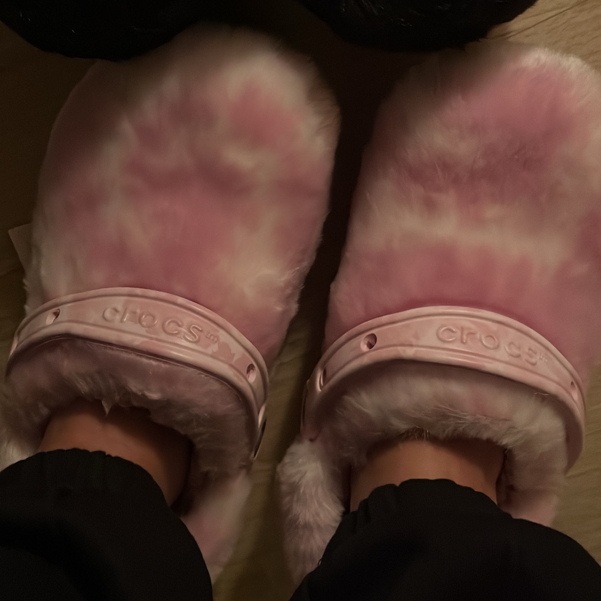 Crocs Classic Fur Sure Clog Ballerina Pink White 착용 스타일