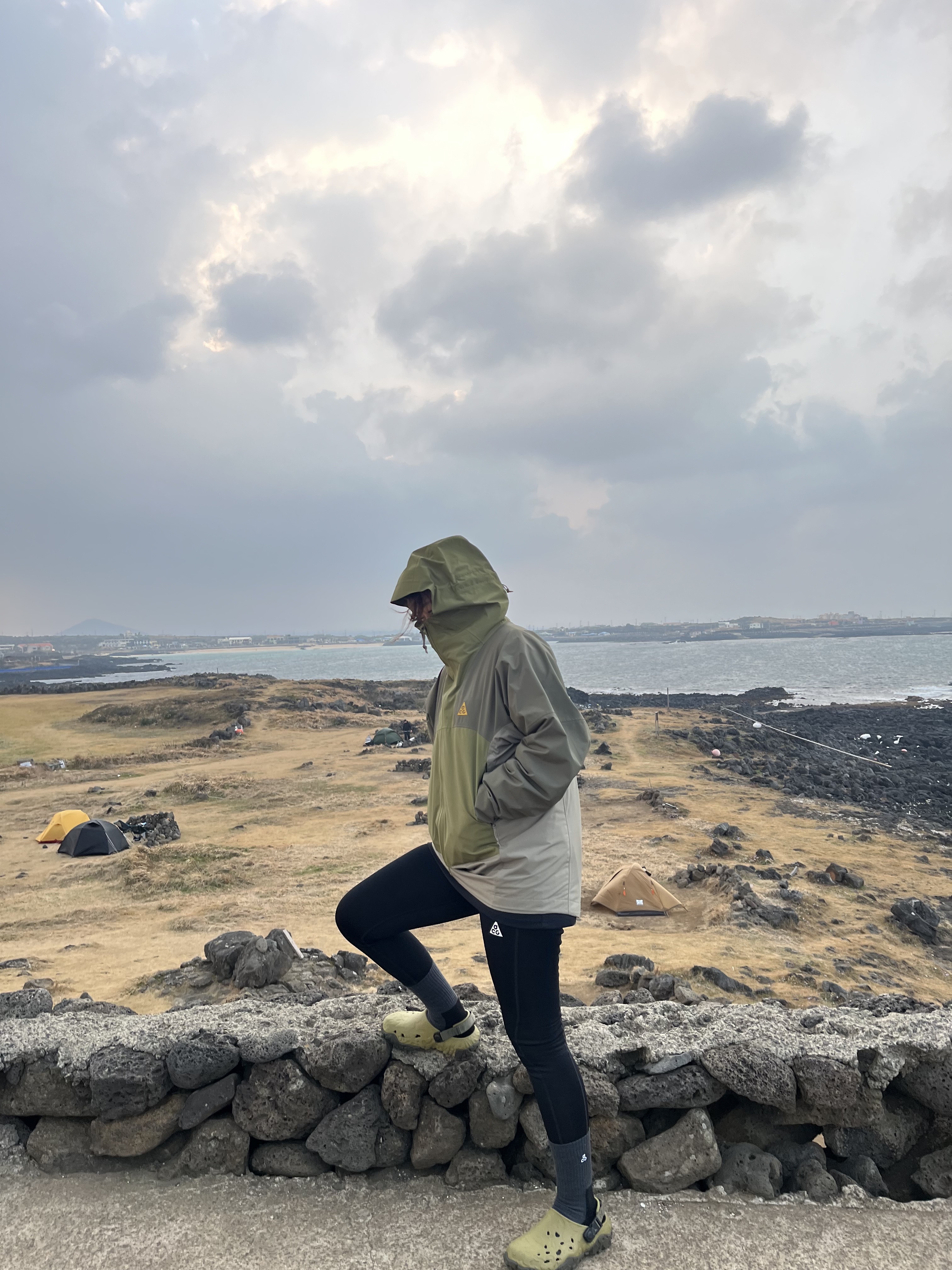 Nike ACG Storm-Fit ADV Cascade Rains Full Zip Shell Jacket Medium Olive - Asia, Crocs x Roa Hiking Atlas Clog Aloe Multi 착용 스타일