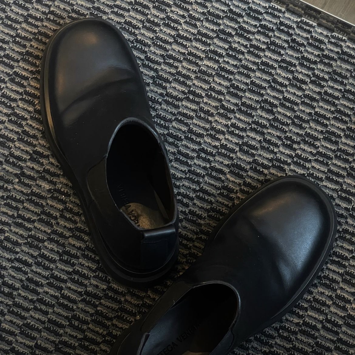 Bottega Veneta Lug Chelsea Ankle Boot Black 착용 스타일 - 3