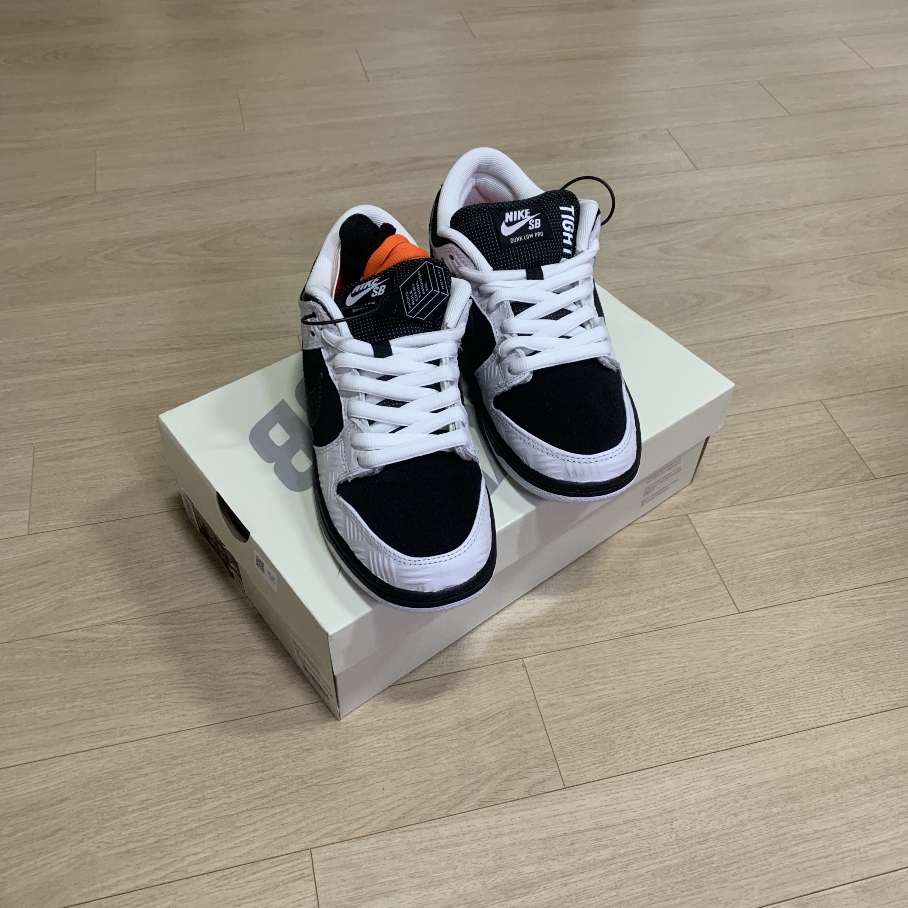 Nike x Tightbooth SB Dunk Low Pro Black and White 착용 스타일 - 3