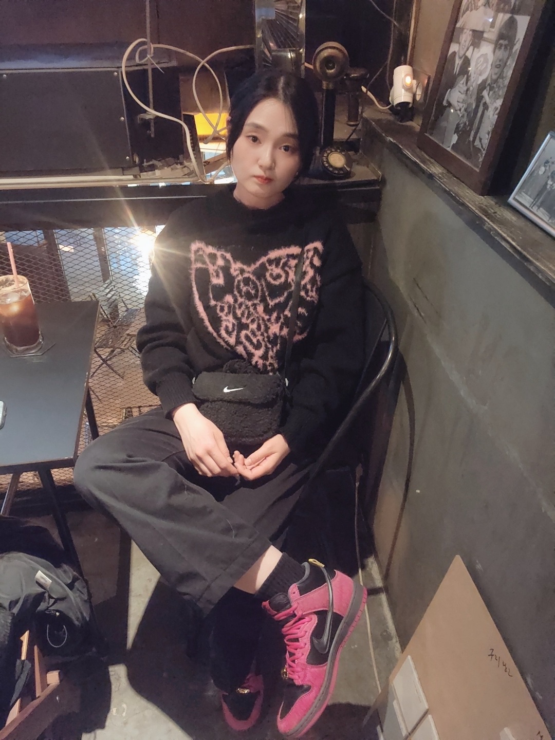 (Kids) Nike NSW Faux Fur Crossbody Bag Black, Nike x Run The Jewels SB Dunk High Active Pink and Black 착용 스타일 - 2