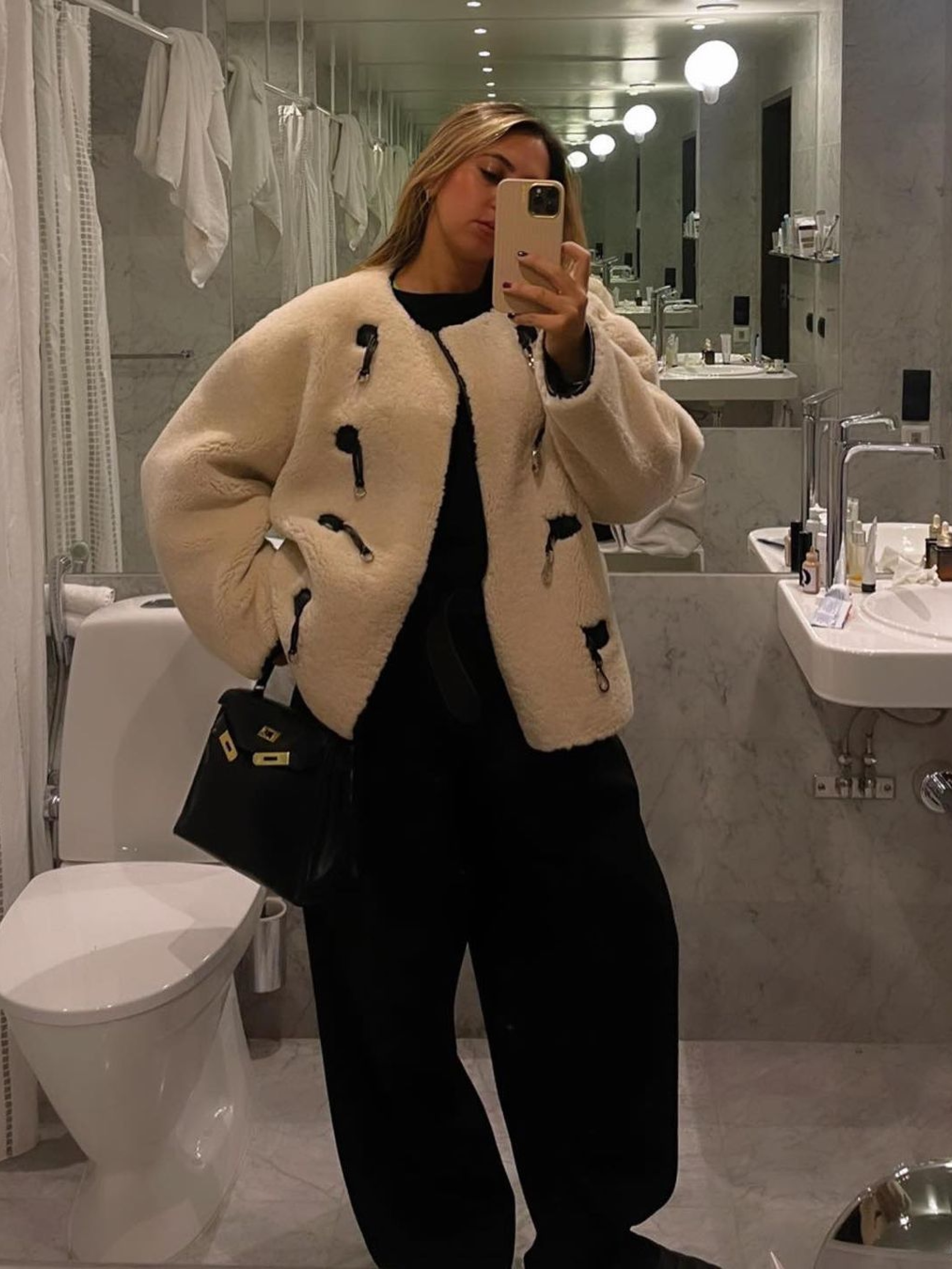 (W) Toteme Teddy Shearling Clasp Jacket Black, (W) Toteme Teddy Shearling Clasp Jacket Off White 착용 스타일 - 5