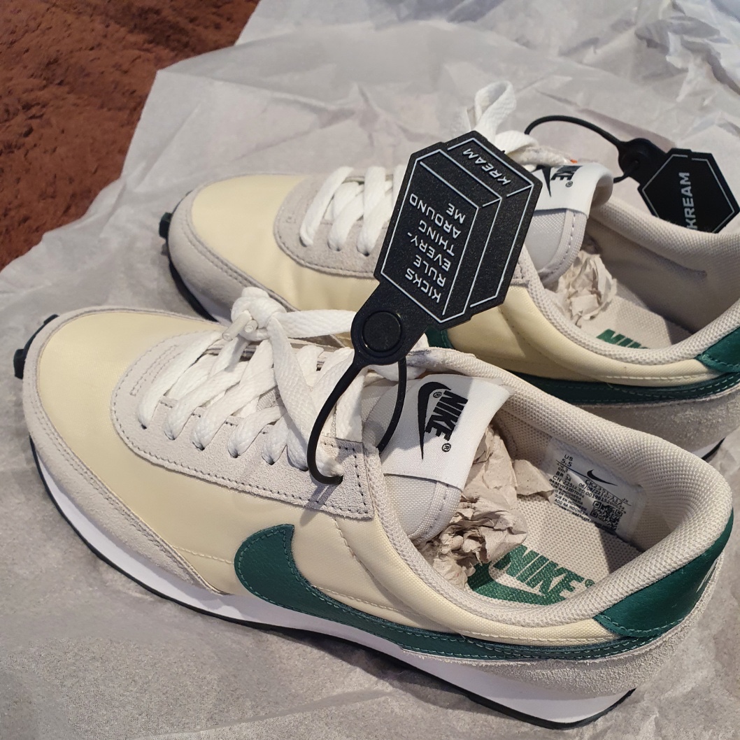 (W) Nike Daybreak Coconut Milk Green 착용 스타일