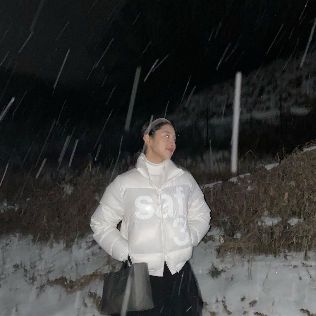 [KREAM 단독] Safarispot Women 1/2 Basic Safari Down Jacket White 착용 스타일 - 1