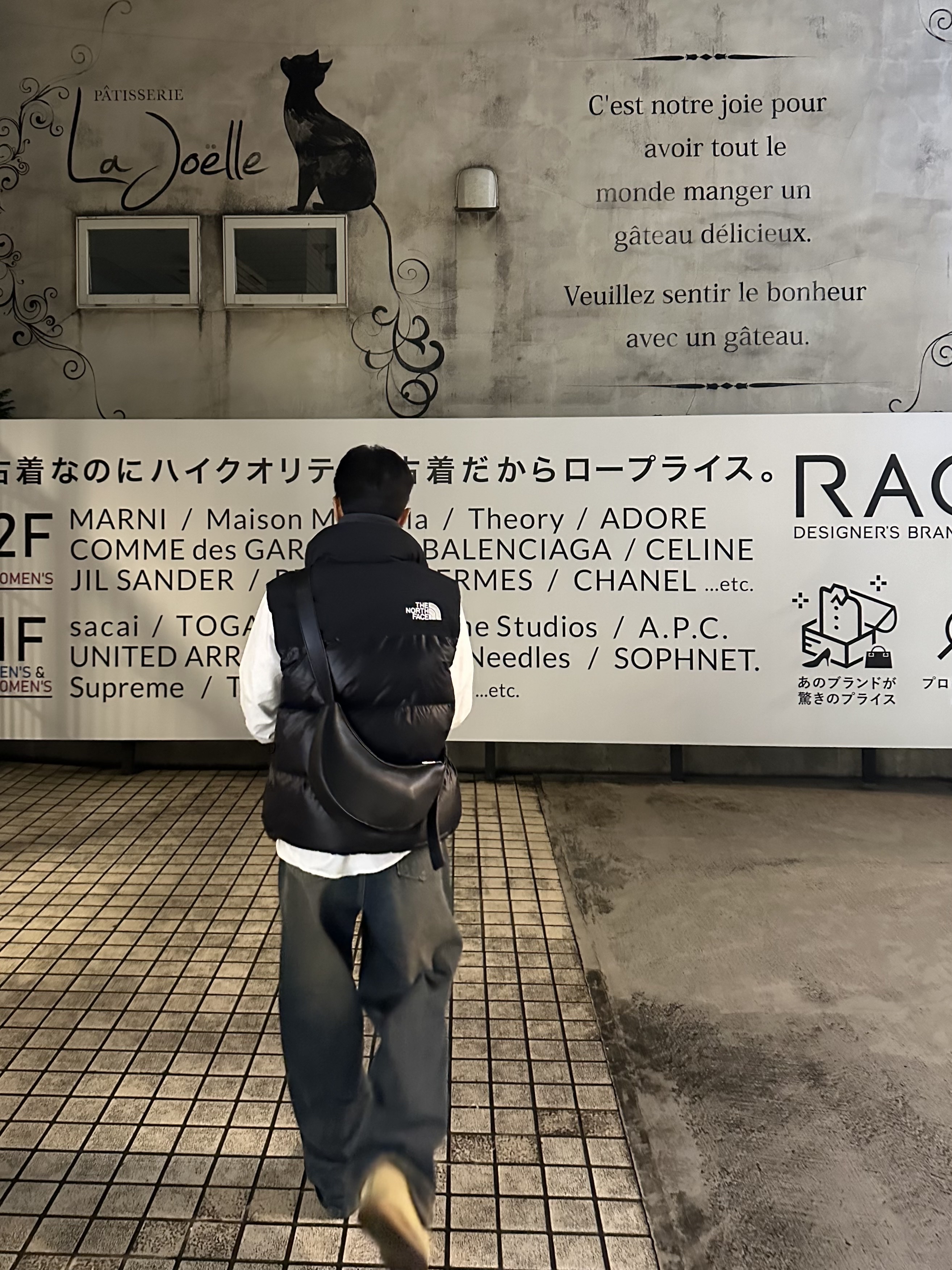 The North Face Nuptse On Ball Vest Real Black, (W) Clarks Wallabee Maple Suede 착용 스타일 - 3