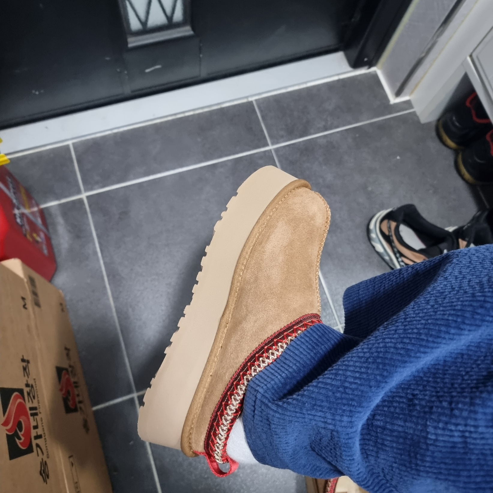 (W) UGG Tazz Slipper Chestnut 착용 스타일 - 2