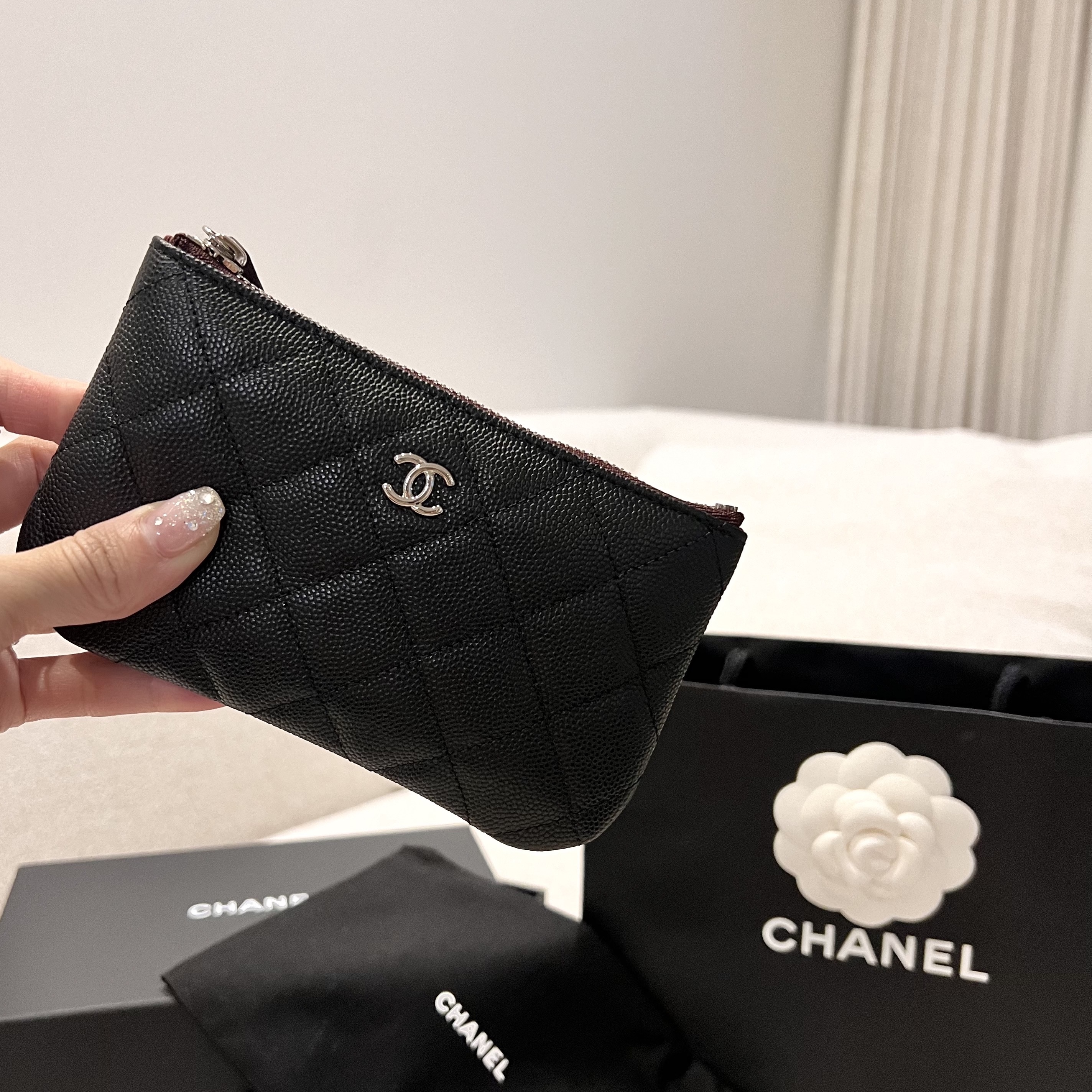 Chanel Classic Mini Pouch Grained Calfskin & Silver Black 착용 스타일