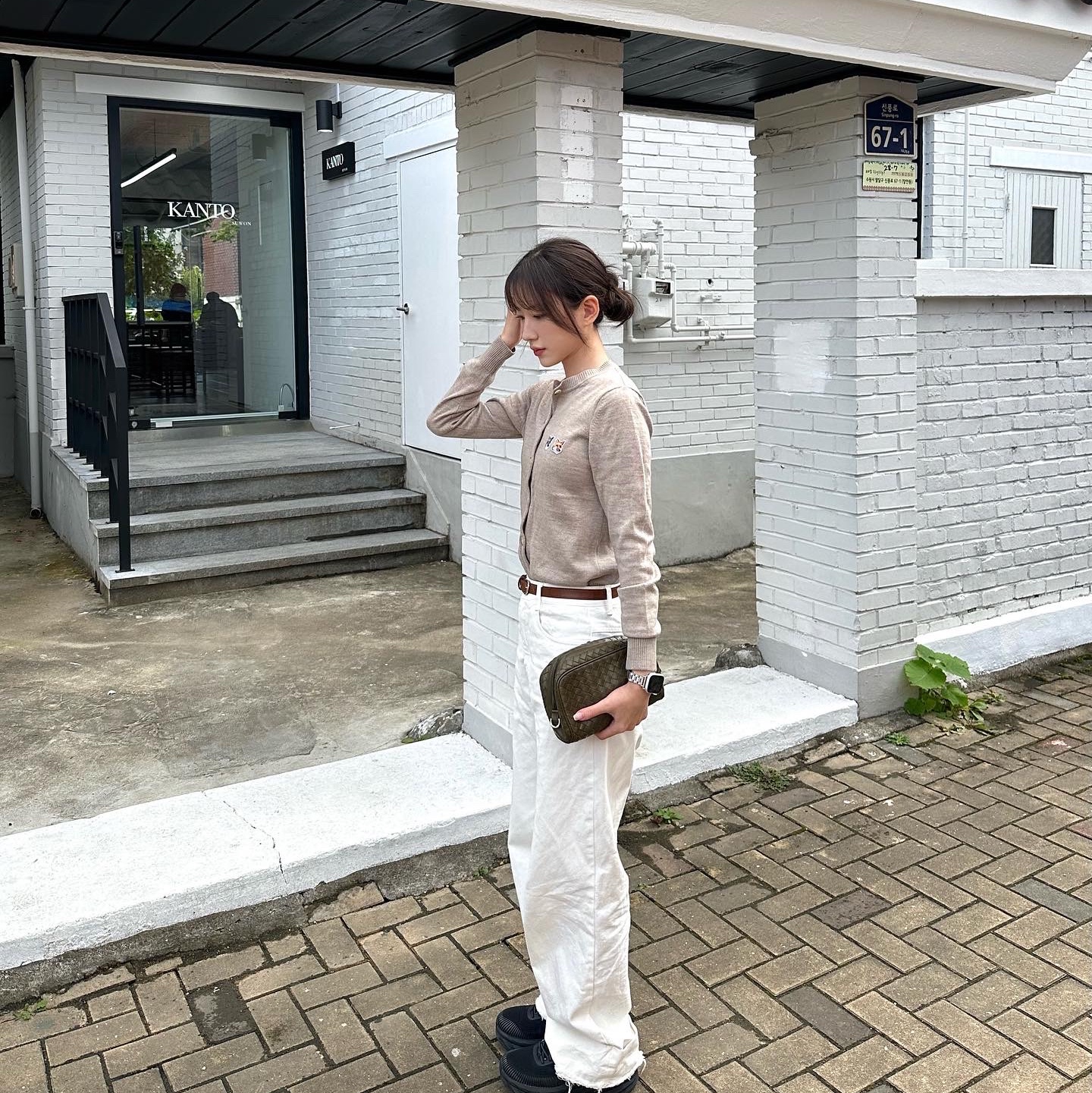 (W) Maison Kitsune Double Fox Head Patch R-Neck Cardigan Beige Melange 착용 스타일 - 2