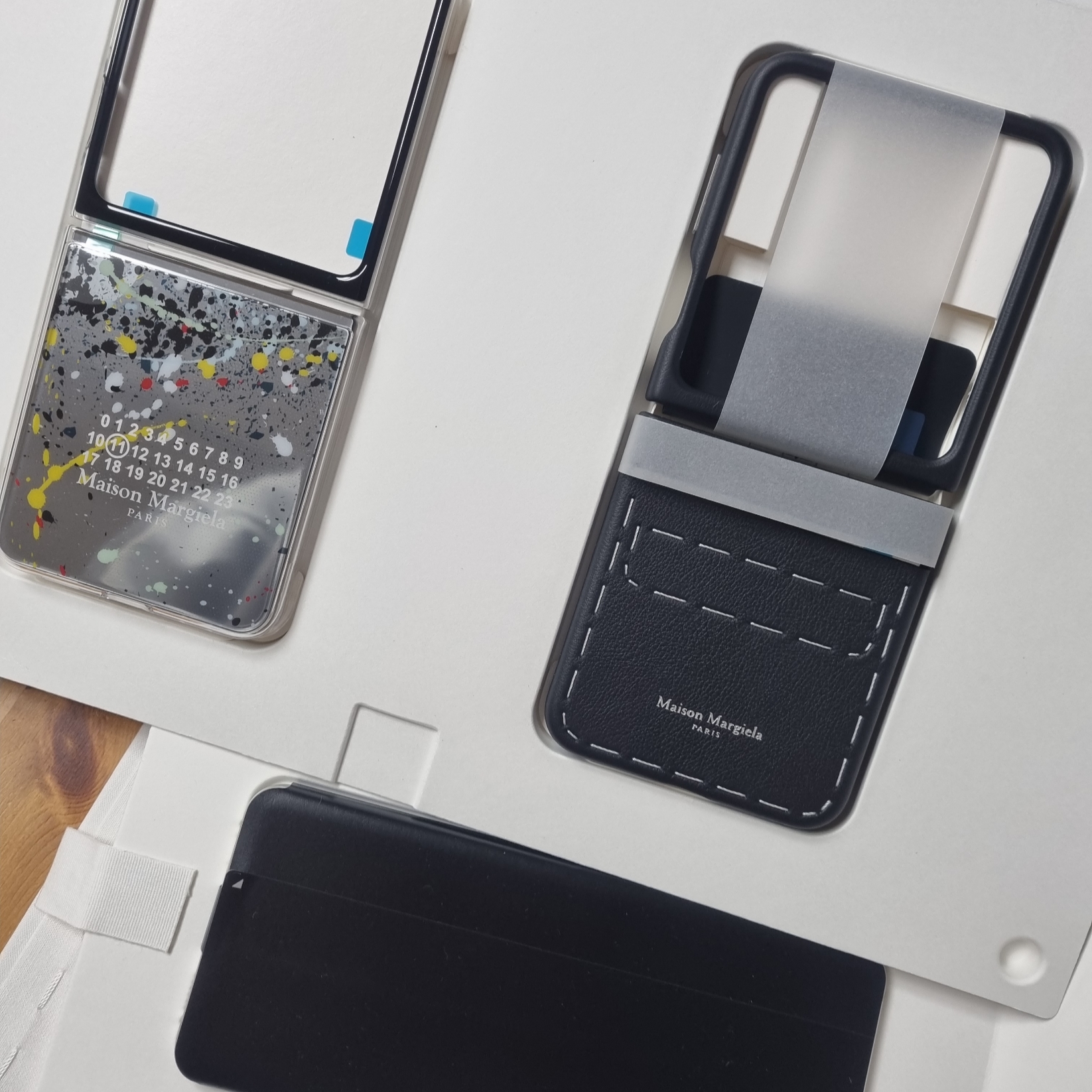 Samsung Galaxy Z Flip5 Maison Margiela Edition (Korean Ver.) 착용 스타일 - 1