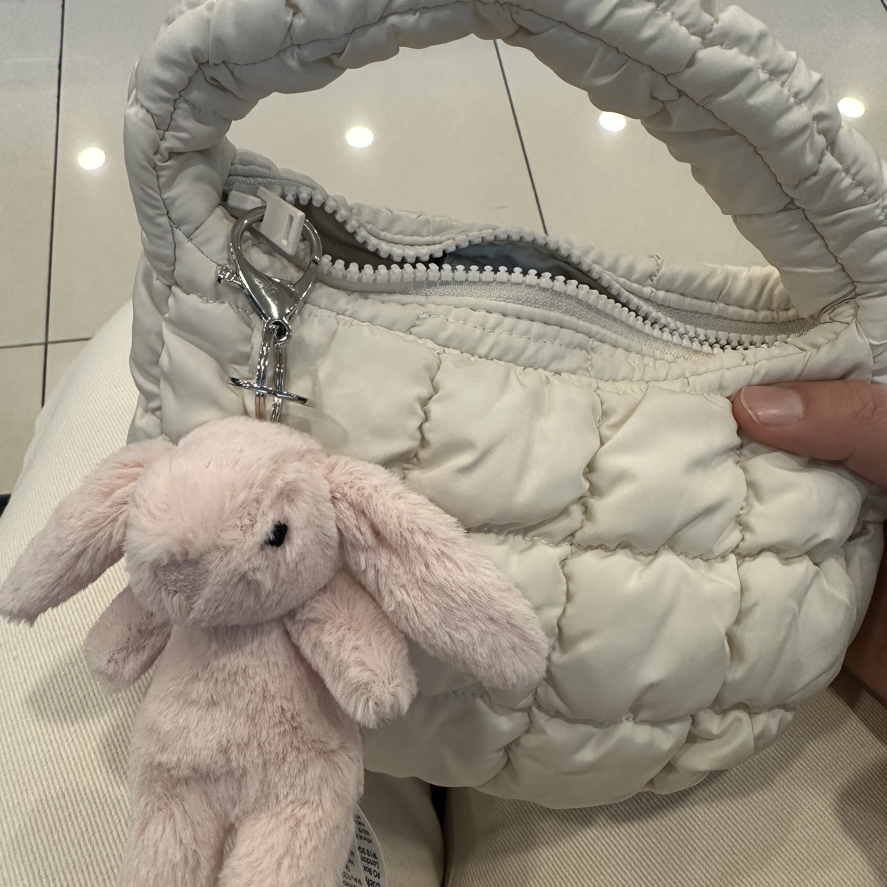 COS Quilted Micro Bag Off White 착용 스타일 - 1