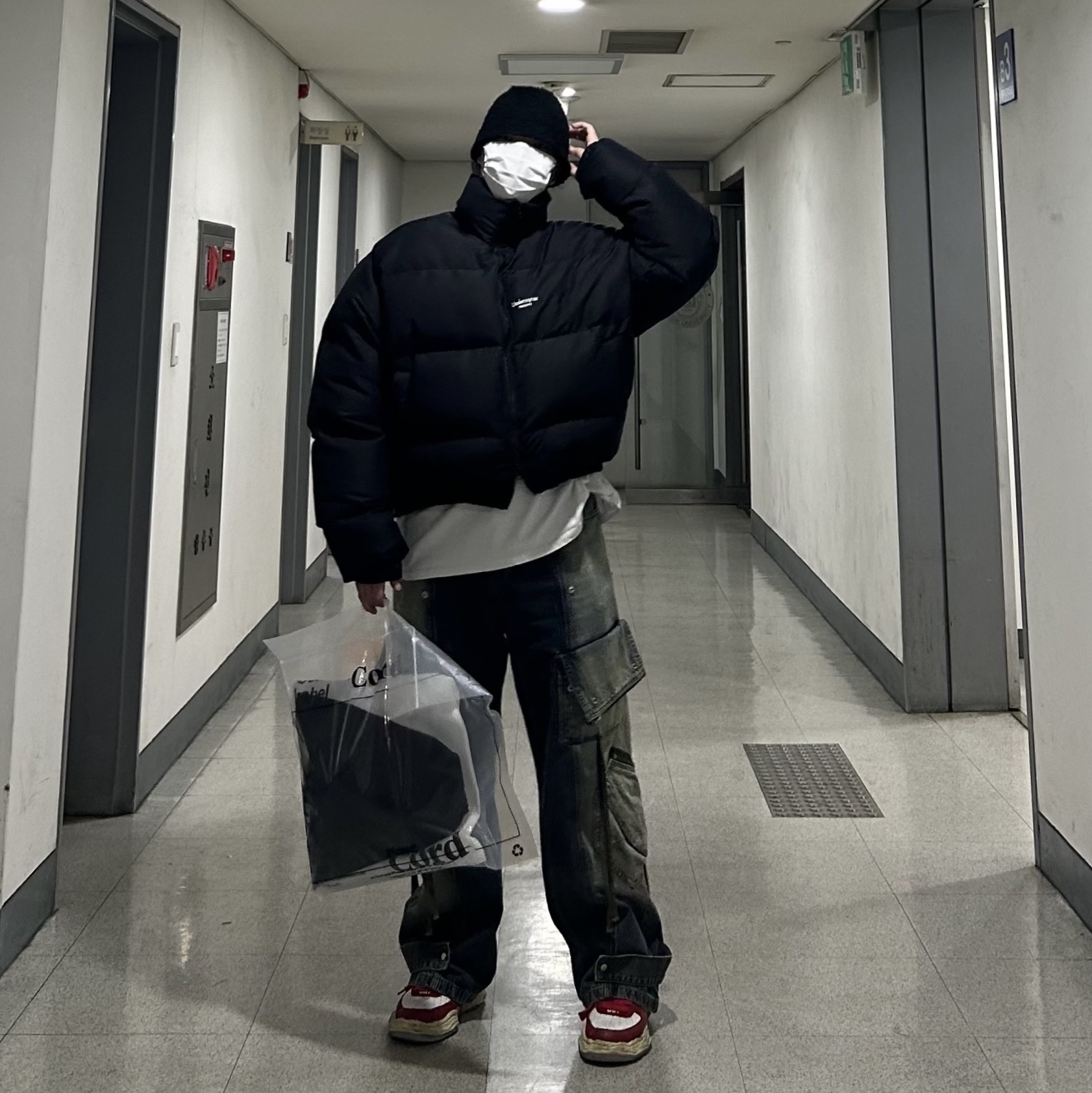 Undermycar Mu.15 Anti Fxxking Logo Play Triple Logo Crop Padding Jacket Black, Maison Mihara Yasuhiro Wayne OG Sole Leather Low-top Sneakers Red 착용 스타일 - 2