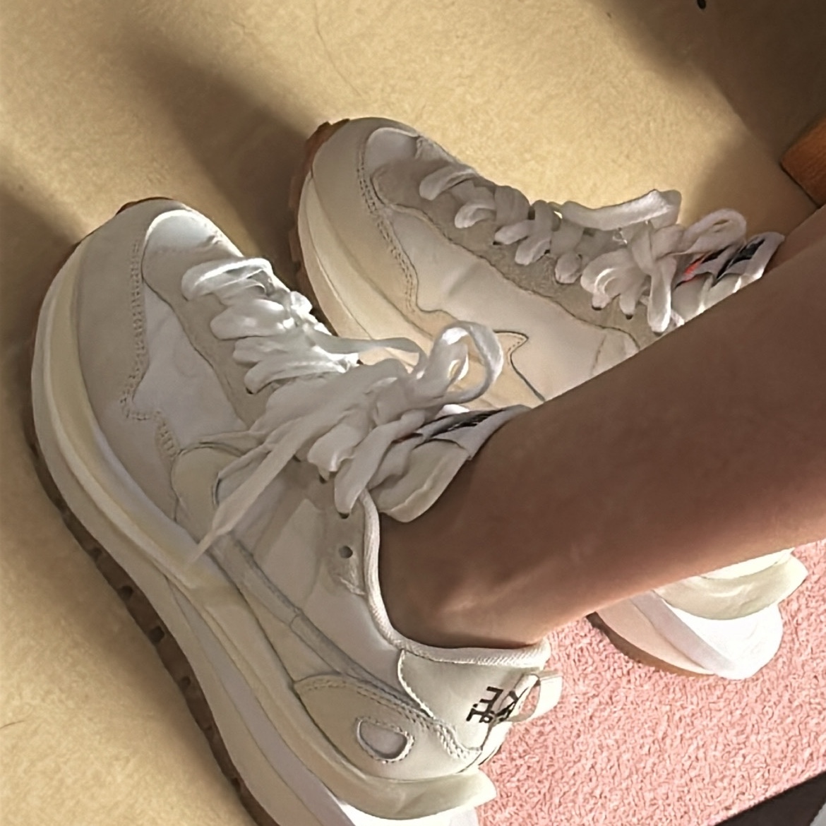 Nike x Sacai VaporWaffle White and Gum 착용 스타일 - 2