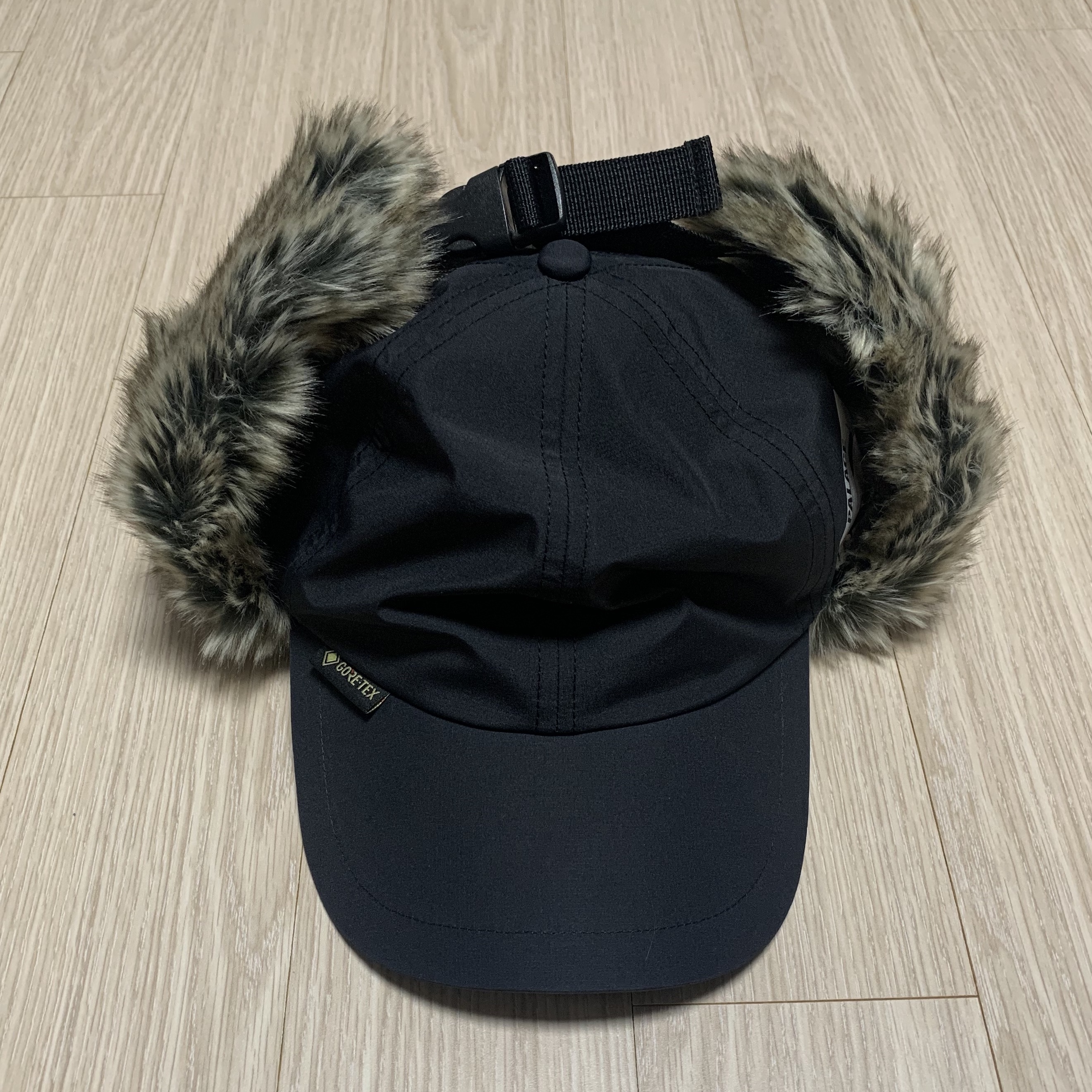 Palace Gore-Tex Dog Ear 6-Panel Black - 23FW 착용 스타일 - 1