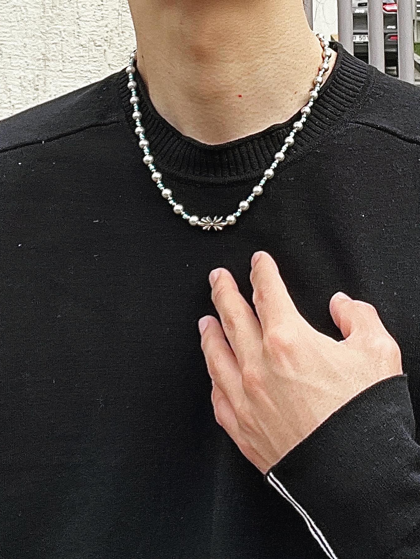 Scudo Dust Grey Pearl Blue Necklace 착용 스타일 - 3