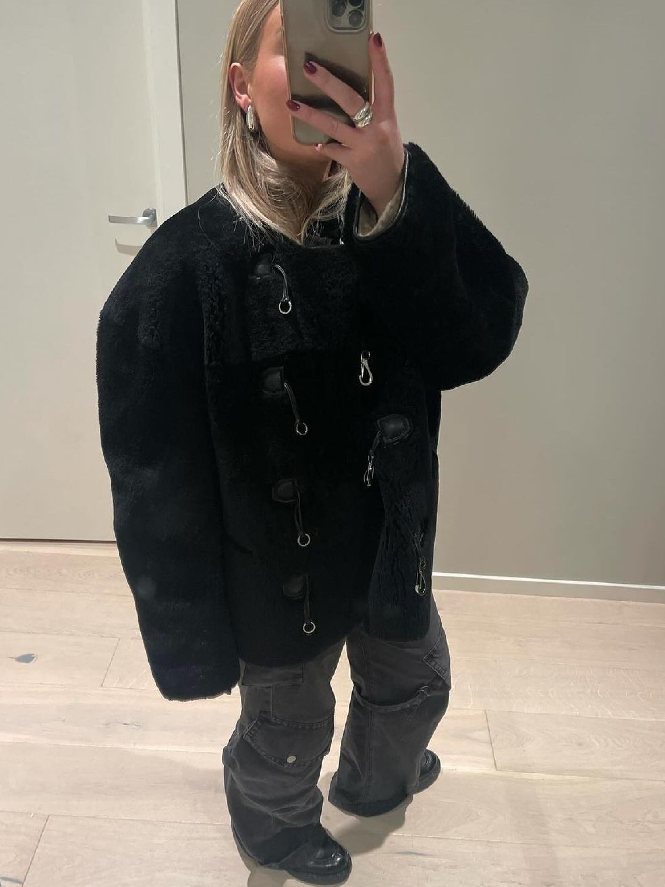 (W) Toteme Teddy Shearling Clasp Jacket Black, (W) Toteme Teddy Shearling Clasp Jacket Off White 착용 스타일 - 4
