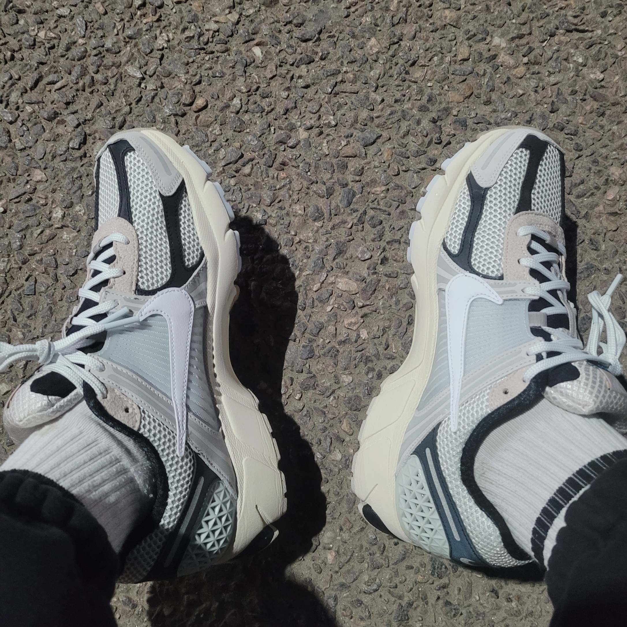 Nike Zoom Vomero 5 Light Bone and Black 착용 스타일