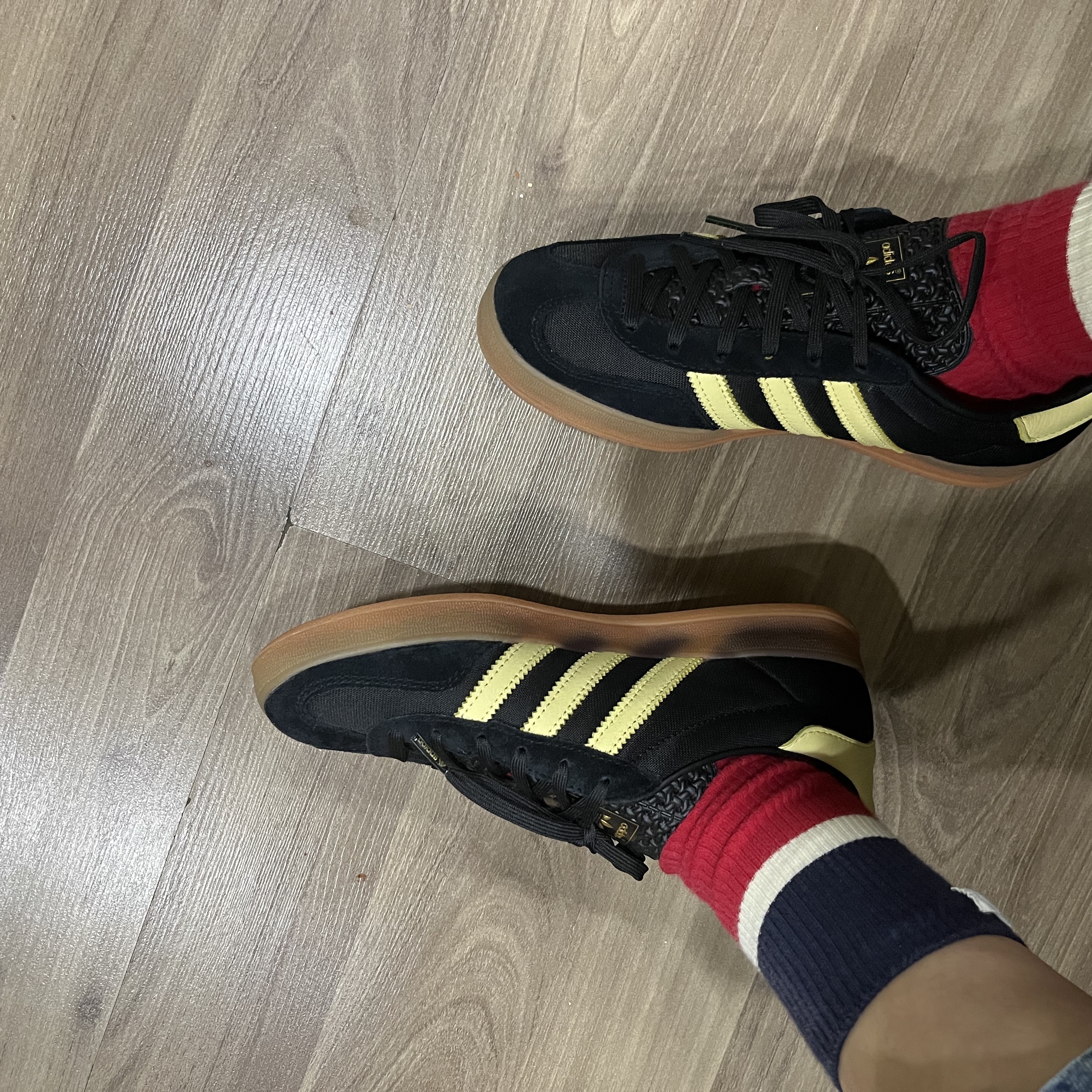 Adidas Gazelle Indoor Core Black Almost Yellow Gum 착용 스타일 - 1