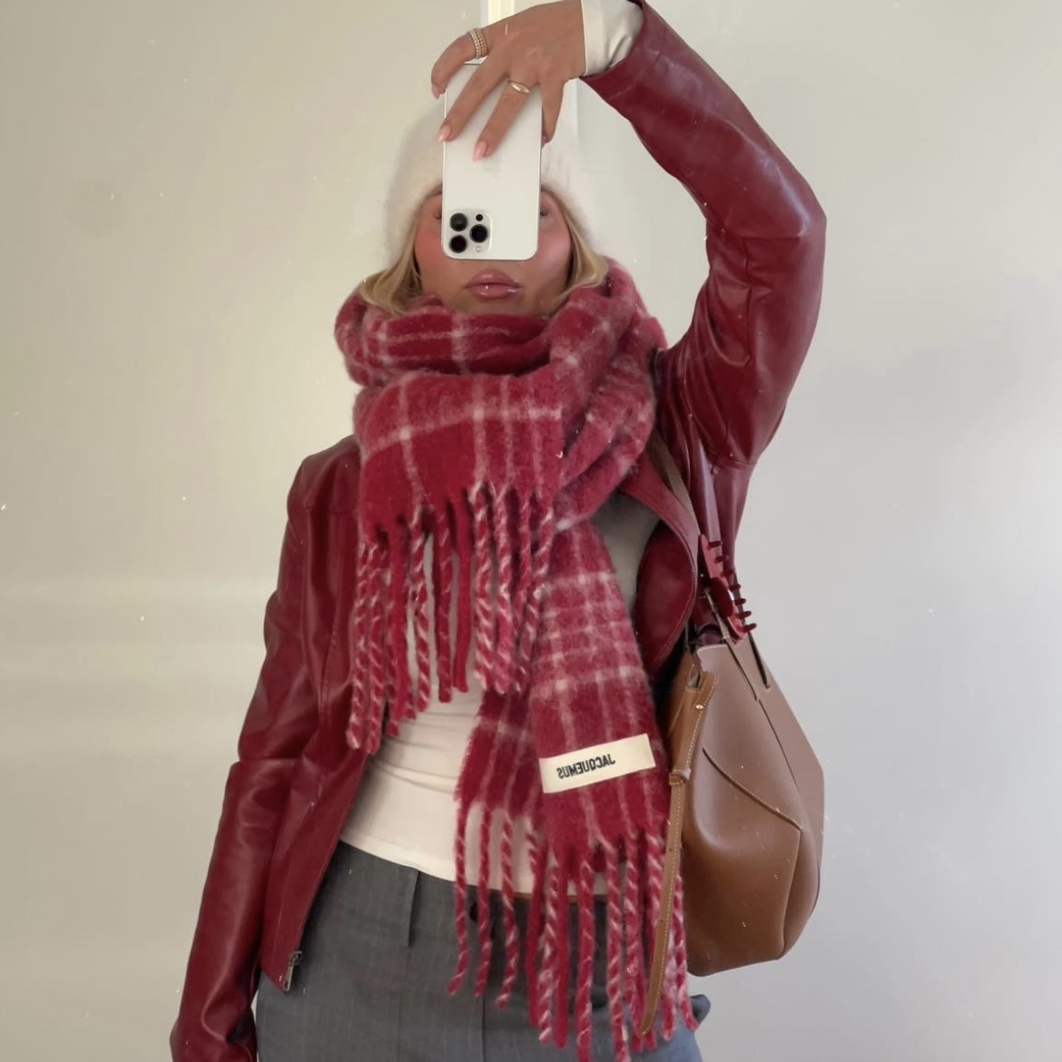 Jacquemus L’echarpe Carro Le Chouchou Jacquard Check Muffler Dark Red 착용 스타일