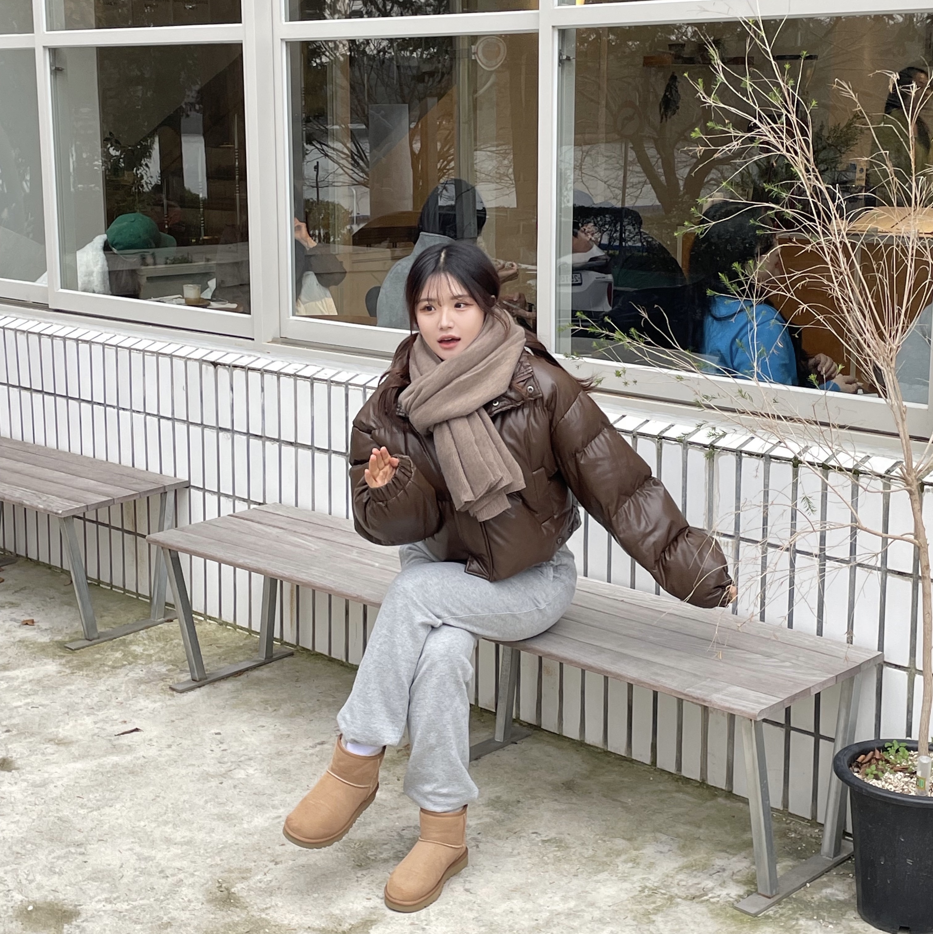 (W) UGG Classic Mini II Boots Chestnut 착용 스타일 - 1
