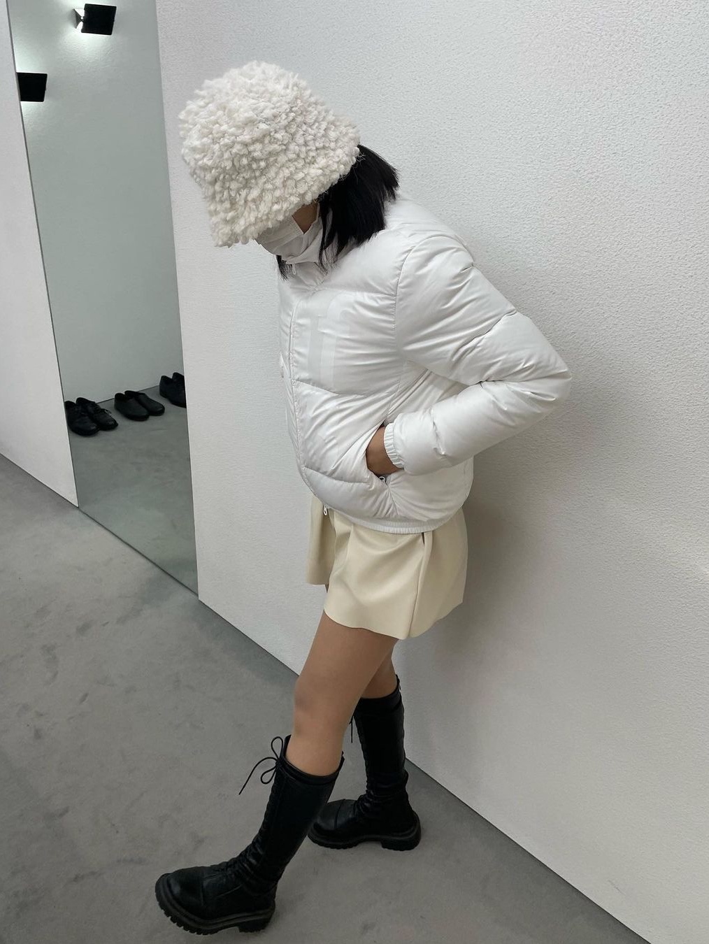 [KREAM 단독] Safarispot Women 1/2 Basic Safari Down Jacket White 착용 스타일 - 1