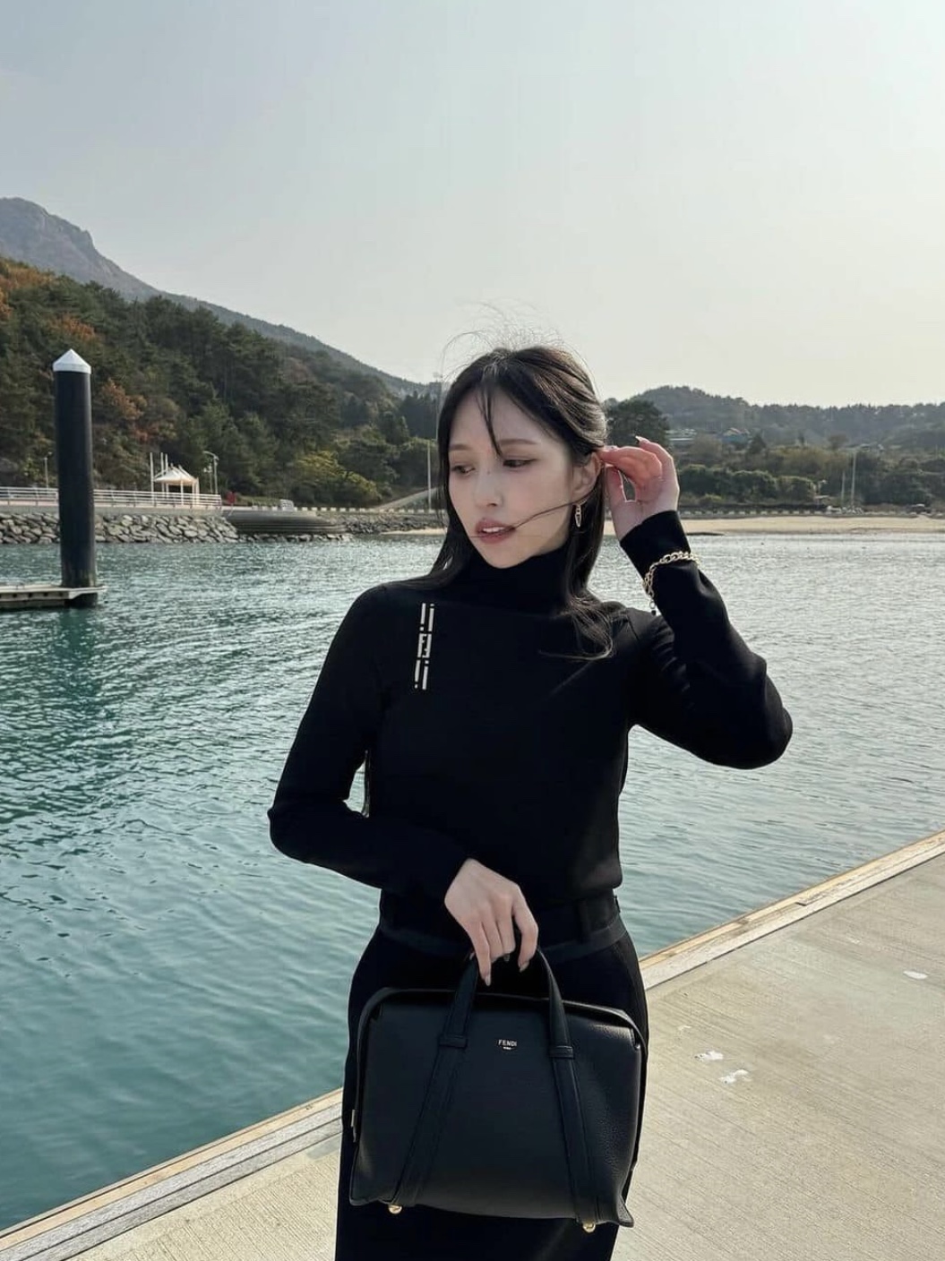 Vivienne Westwood Orb High Neck Knit Red, Louis Vuitton Turtleneck Sweater with Detail on The Shoulder Black 착용 스타일 - 2