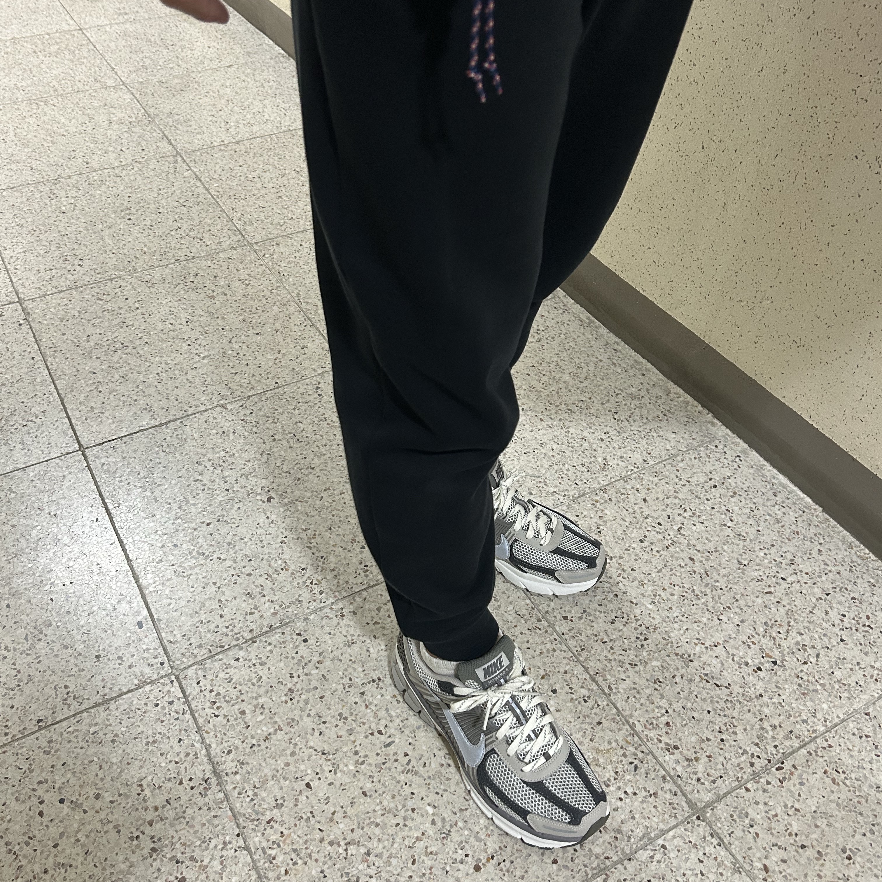 Nike Zoom Vomero 5 PRM Light Iron Ore and Flat Fewter 착용 스타일