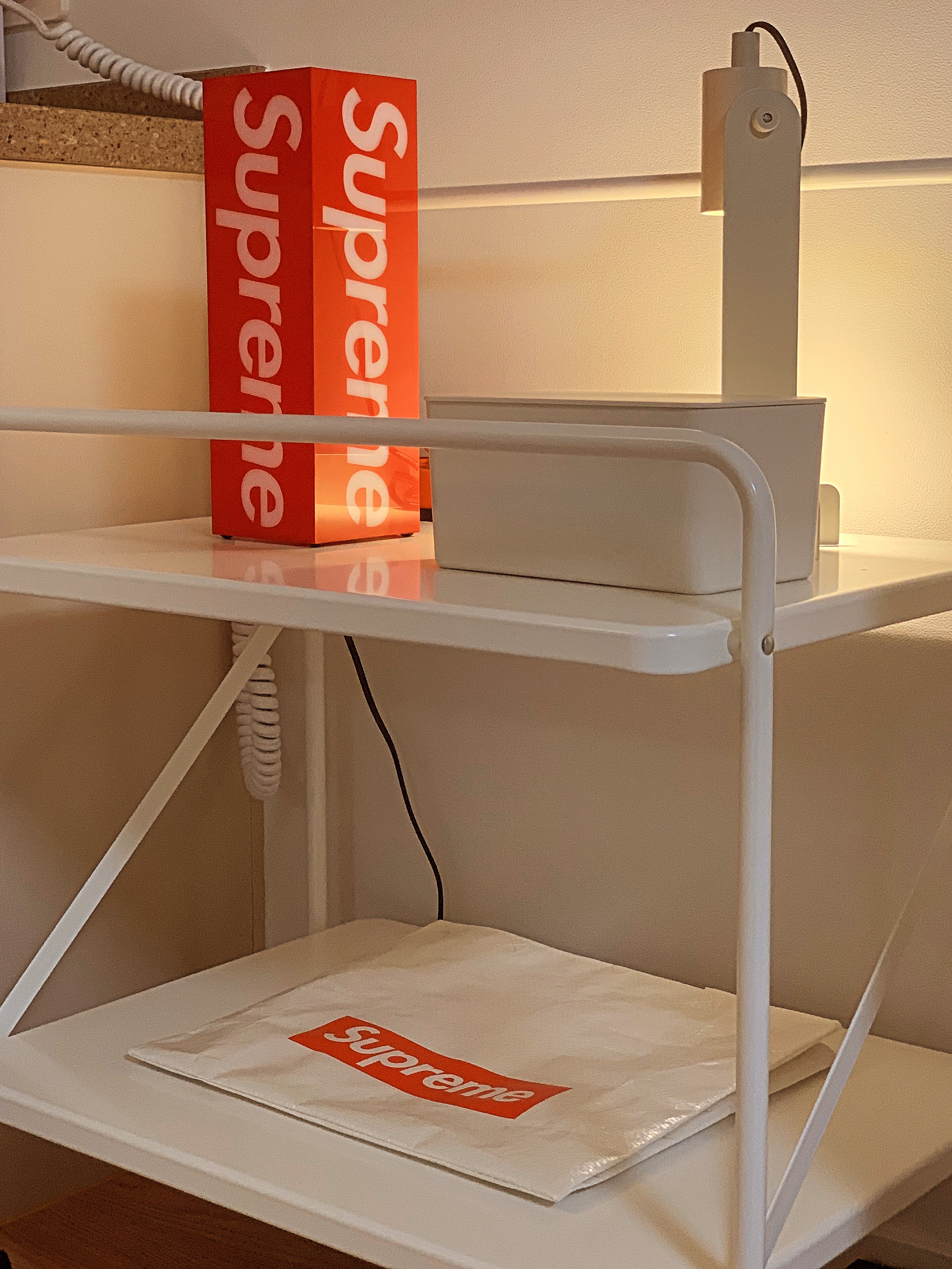 Supreme Box Logo Lamp Red (Korean Ver.) - 23FW 착용 스타일