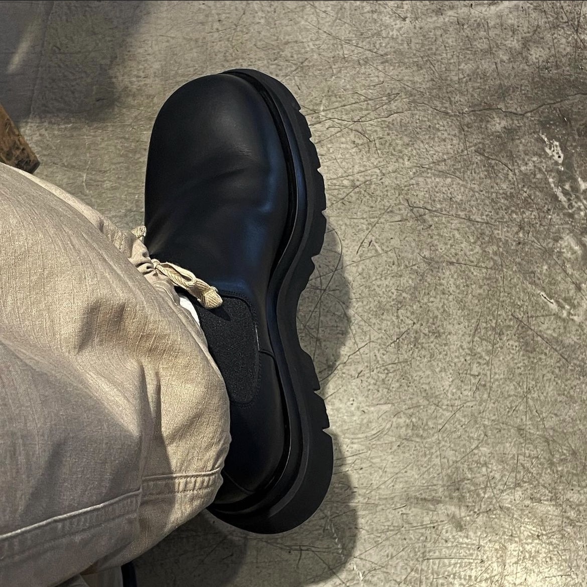 Bottega Veneta Lug Chelsea Ankle Boot Black 착용 스타일 - 2