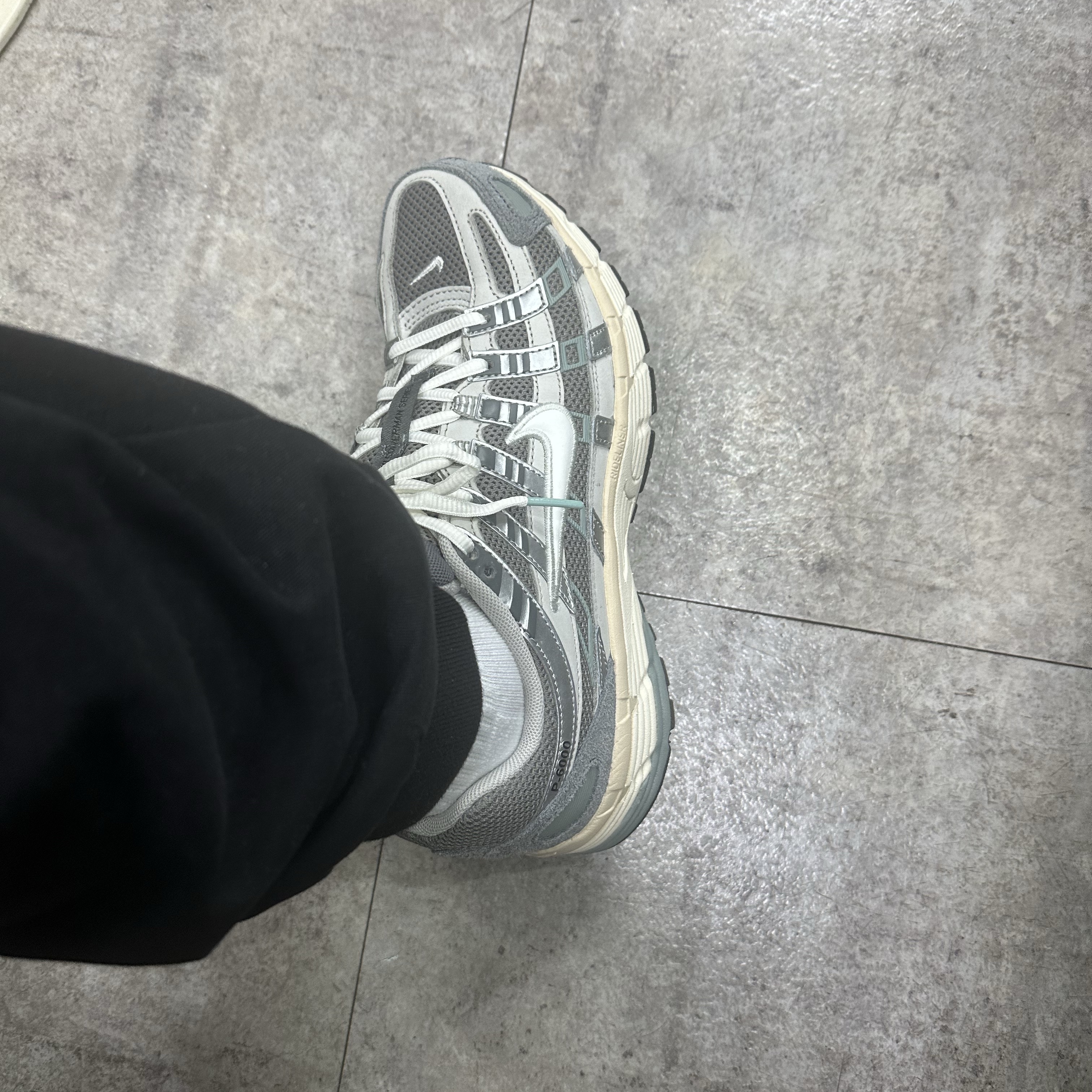 Nike P-6000 Flat Pewter Light Iron Ore 착용 스타일