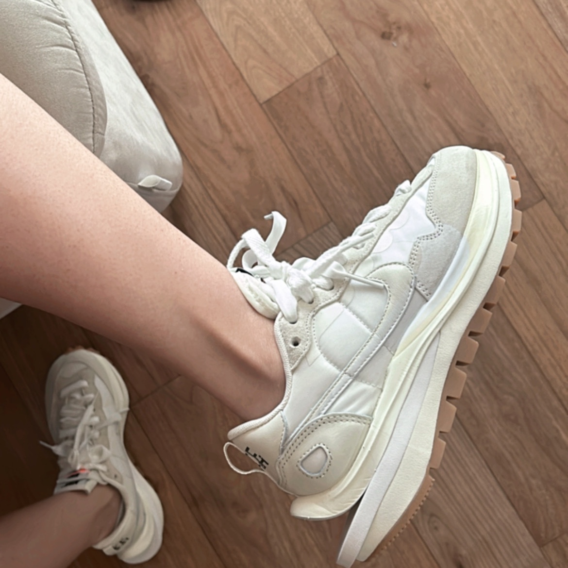Nike x Sacai VaporWaffle White and Gum 착용 스타일 - 1