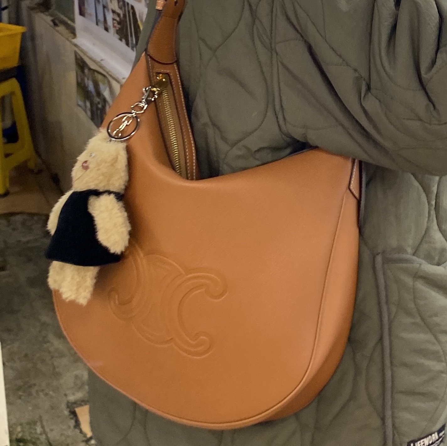 Celine Heloise Cuir Triomphe Bag in Supple Calfskin Tan 착용 스타일 - 1