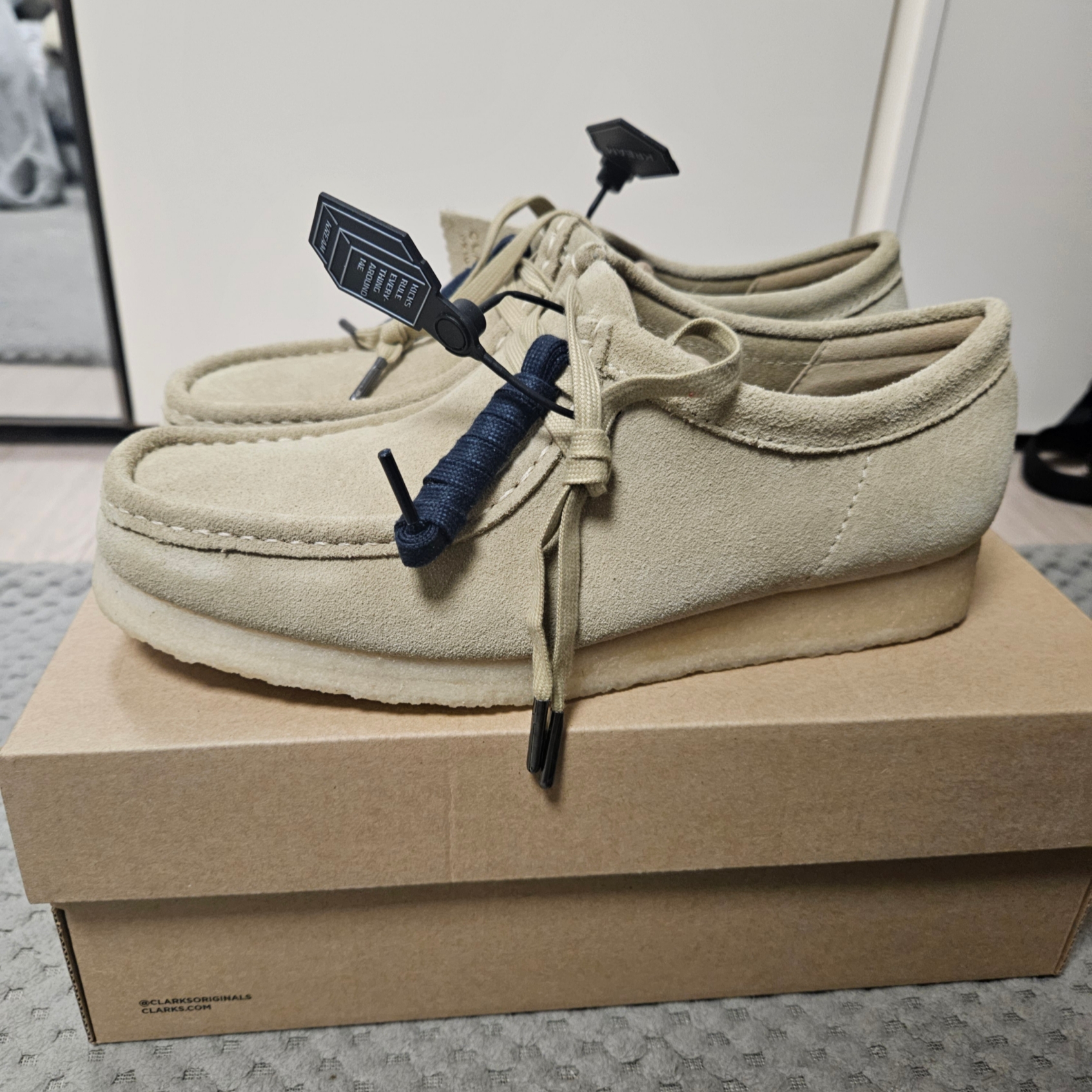 Clarks Wallabee Maple Suede 착용 스타일 - 2