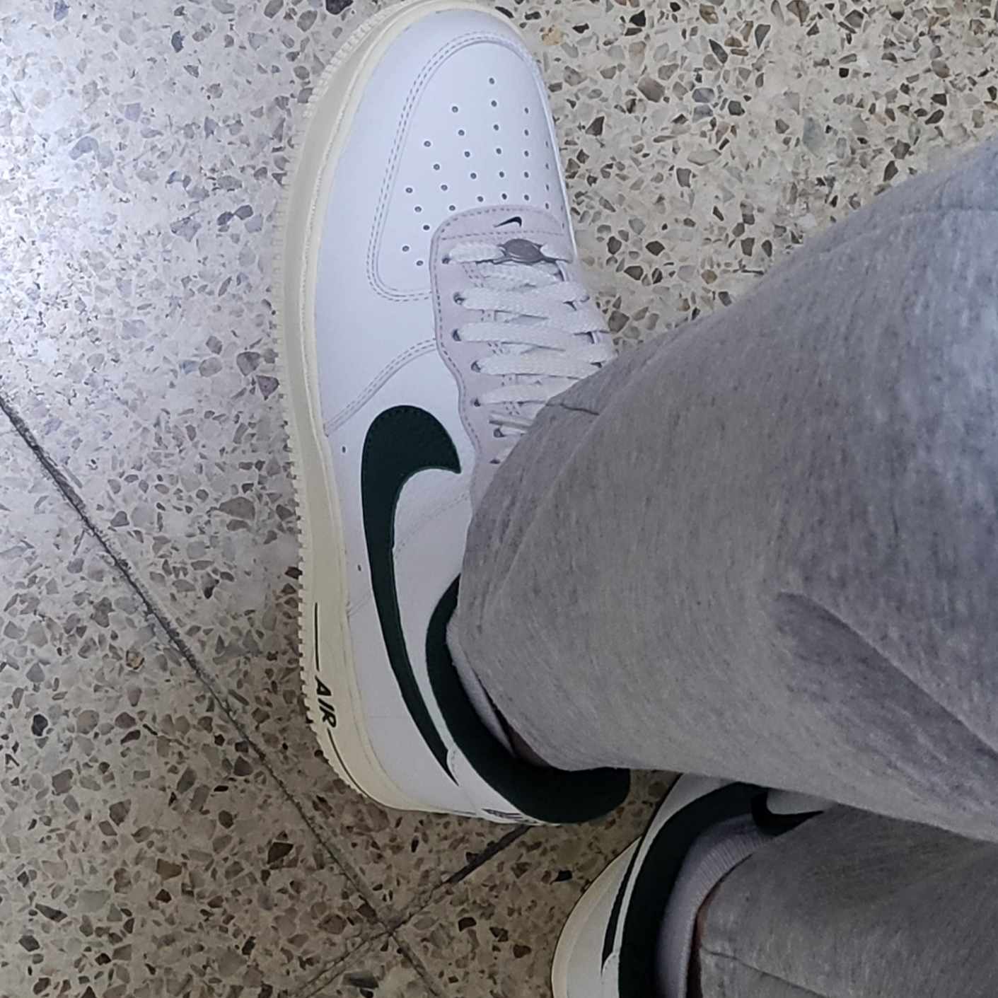 (W) Nike Air Force 1 '07 LX Summit White Gorge Green 착용 스타일 - 2