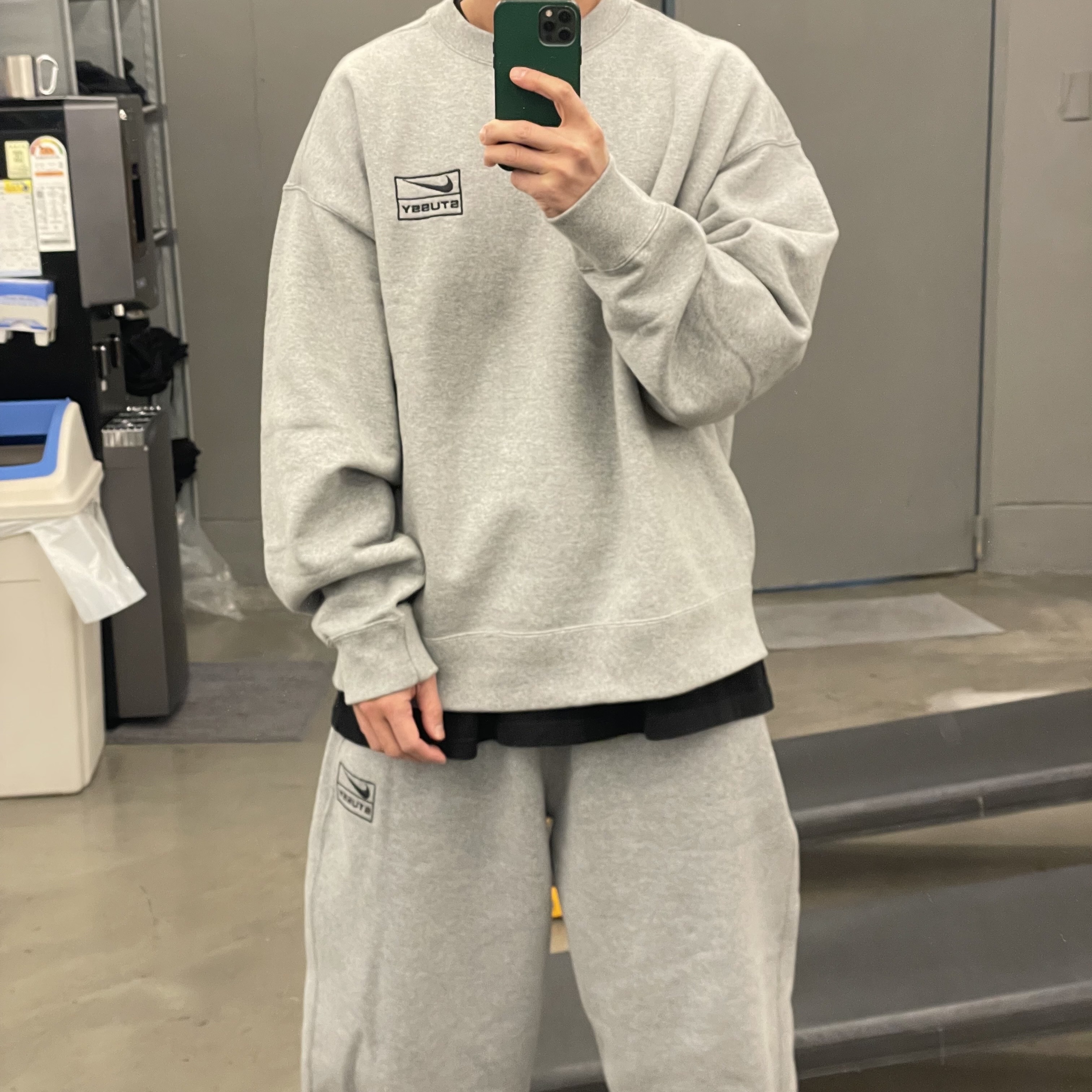 Nike x Stussy NRG Fleece Crewneck Dark Grey Heather (DO9337-063) 착용 스타일 - 1