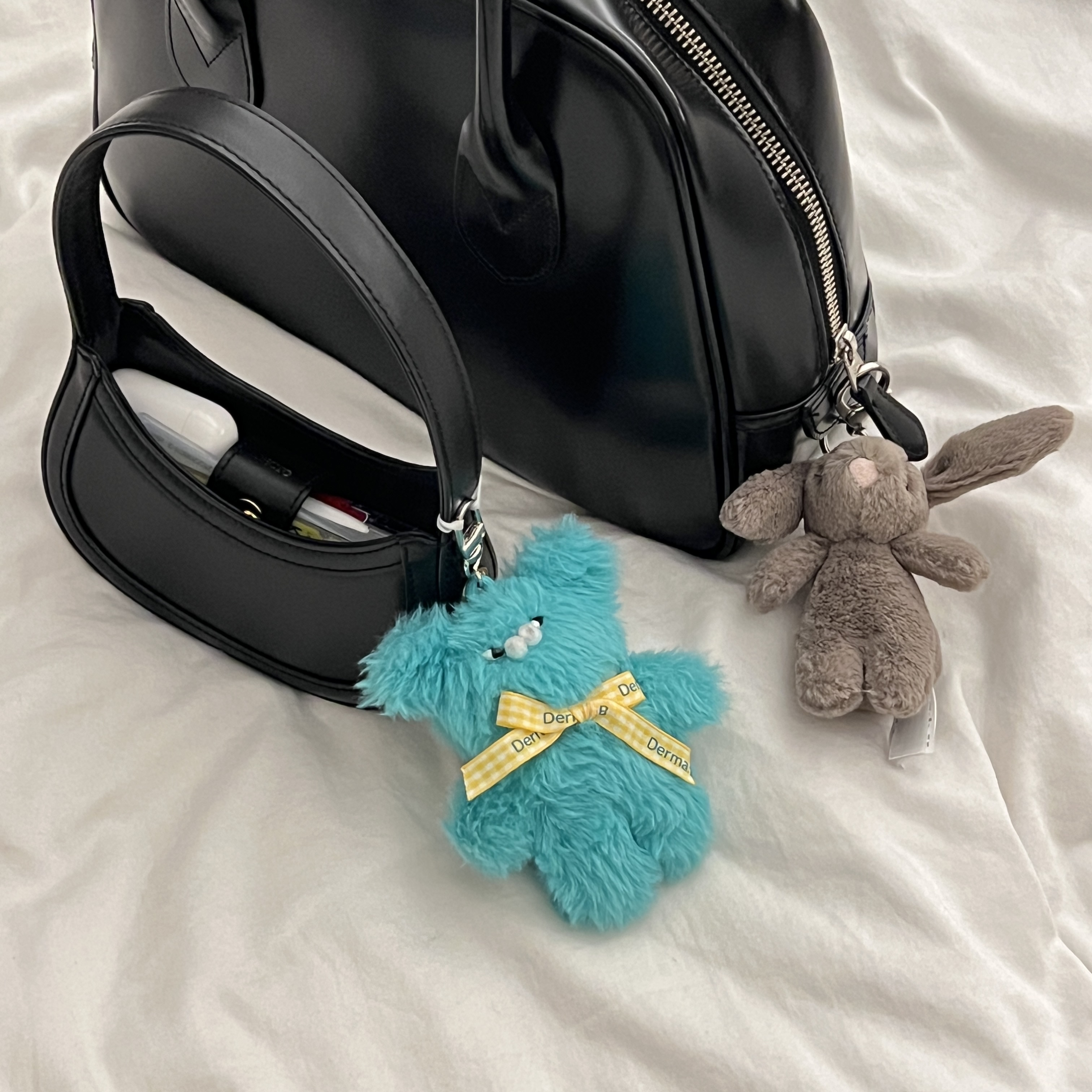Jellycat Bashful Bunny Truffle Bag Charm Brown, Comme des Garcons Round No.2 Aoyama Bag Black 착용 스타일 - 4